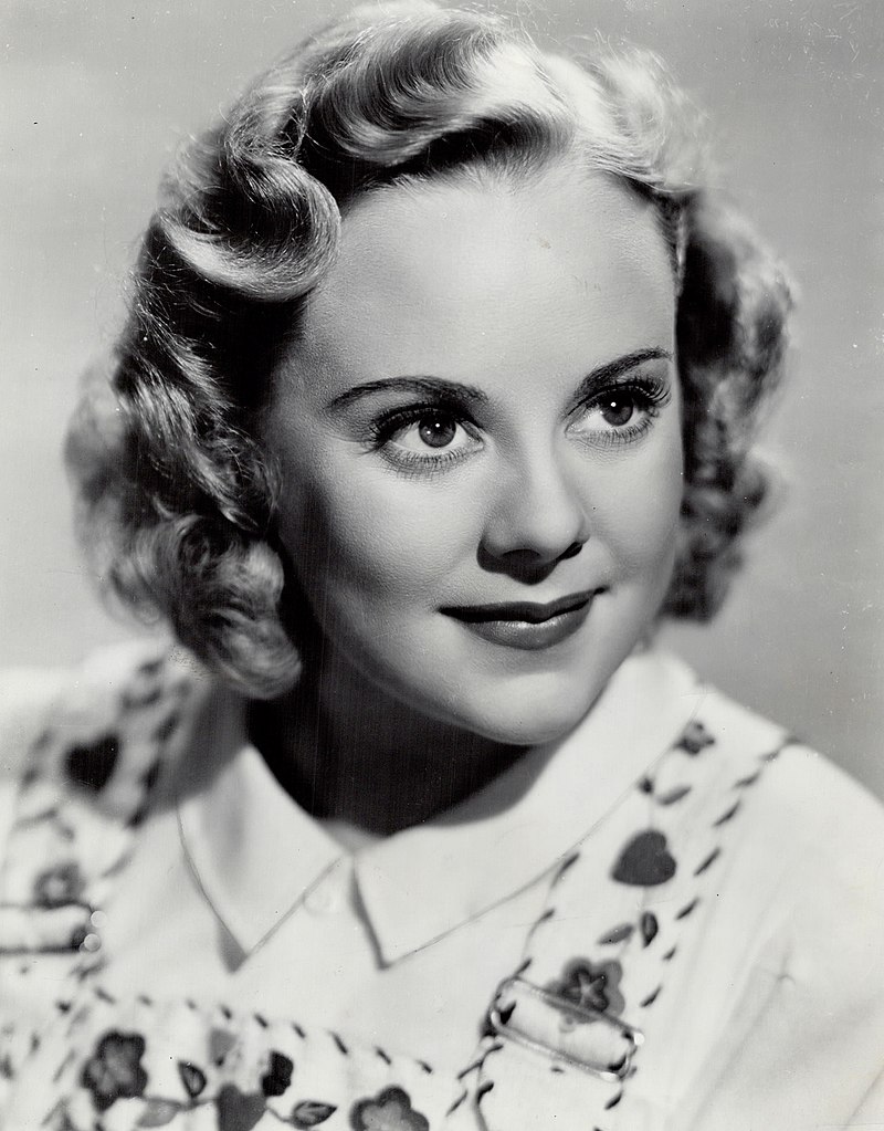 ❄️🎬 Sonja Henie – skøytestjernen som ble filmikon 🎬❄️ Sonja Henie, Norges legendariske kunstløper, tok verden med storm både på isen og på lerretet. Etter å ha vunnet tre olympiske gullmedaljer og flere verdensmesterskap, startet hun en eventyrlig karriere i Hollywood. Dette bildet fra 1940-tallet viser Henie i en av sine mest ikoniske perioder som filmstjerne, kjent for sin eleganse og sjarm. Henies arv lever videre i både norsk idrettshistorie og kulturarv. Foto: Toronto Star, Public domain, https://commons.wikimedia.org/wiki/File:Sonja_Henie_1942.jpg sonja-henie-skoytestjerne-filmikon Sonja Henie – Skøytelegende og Hollywood-stjerne Sonja Henie, Oslo, skøytestjerne, Hollywood, Sonja Henie skøytekarriere, kunstløp Norge, norske filmstjerner, norsk idrettshistorie, Sonja Henie Ishall, Frogner Oslo, norsk arv, norsk kultur