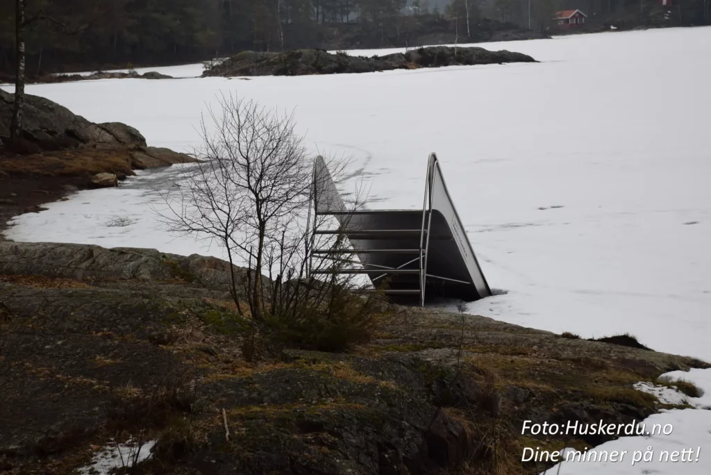 🏞️ Stiklatjern i vinterprakt 🌨️ Stiklatjern i Båstad, Indre Østfold, er like vakkert om vinteren som om sommeren. Med sitt rolige landskap og frosten som omfavner naturen, er dette stedet perfekt for en stille spasertur eller et friluftseventyr. Badebrygga, nå omgitt av is, minner om sommerens aktiviteter, men lokker også til vinterens ro. Informasjonsskilt og merkede stier gir både lokale og besøkende muligheten til å utforske naturen i området. Foto: © Huskerdu.no, CC BY-NC-SA 4.0 https://creativecommons.org/licenses/by-nc-sa/4.0 stiklatjern-vinter-landskap-indre-ostfold Stiklatjern i vinterlandskap – Badeplass og turstier Stiklatjern, Båstad, Indre Østfold, Trøgstad, Stikla, badeplass, vinterlandskap, Stiklatjern Østfold, naturopplevelser, turløyper Indre Østfold