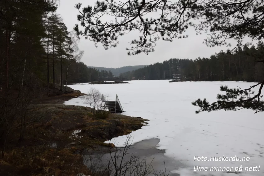 🏞️ Stiklatjern i vinterprakt 🌨️ Stiklatjern i Båstad, Indre Østfold, er like vakkert om vinteren som om sommeren. Med sitt rolige landskap og frosten som omfavner naturen, er dette stedet perfekt for en stille spasertur eller et friluftseventyr. Badebrygga, nå omgitt av is, minner om sommerens aktiviteter, men lokker også til vinterens ro. Informasjonsskilt og merkede stier gir både lokale og besøkende muligheten til å utforske naturen i området. Foto: © Huskerdu.no, CC BY-NC-SA 4.0 https://creativecommons.org/licenses/by-nc-sa/4.0 stiklatjern-vinter-landskap-indre-ostfold Stiklatjern i vinterlandskap – Badeplass og turstier Stiklatjern, Båstad, Indre Østfold, Trøgstad, Stikla, badeplass, vinterlandskap, Stiklatjern Østfold, naturopplevelser, turløyper Indre Østfold