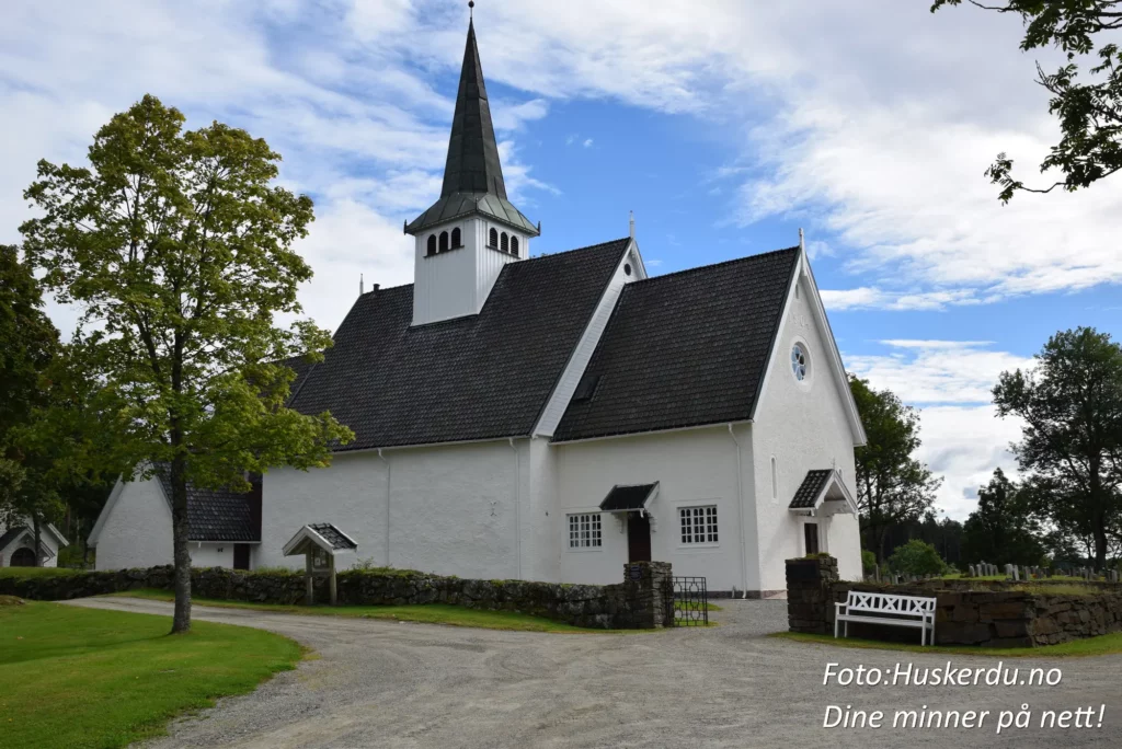 ⛪ Historiske Trøgstad Kirke 🕍 Trøgstad kirke, beliggende i Skjønhaug, Indre Østfold, er et viktig kulturminne med røtter tilbake til 1200-tallet. Denne vakre steinkirken er kjent for sin tidløse arkitektur og historiske betydning som valgkirke under Riksforsamlingen i 1814. Restaurert i 1904, fremstår den som et samlingspunkt for lokalhistorie og religiøs kulturarv. Besøkende kan beundre kirkens vakre omgivelser og lære mer om dens unike rolle i Norges historie. Foto: © Huskerdu.no, CC BY-NC-SA 4.0 https://creativecommons.org/licenses/by-nc-sa/4.0 trogstad-kirke-historisk-skjonhaug-indre-ostfold Trøgstad Kirke i Skjønhaug – Historie og Arkitektur Trøgstad kirke, Skjønhaug, Indre Østfold, Trøgstad, valgkirke 1814, historisk kirke, middelalderkirke, kirke Indre Østfold, Norges historie