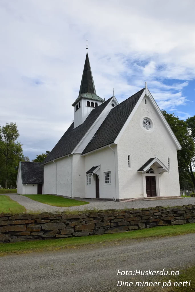 ⛪ Historiske Trøgstad Kirke 🕍 Trøgstad kirke, beliggende i Skjønhaug, Indre Østfold, er et viktig kulturminne med røtter tilbake til 1200-tallet. Denne vakre steinkirken er kjent for sin tidløse arkitektur og historiske betydning som valgkirke under Riksforsamlingen i 1814. Restaurert i 1904, fremstår den som et samlingspunkt for lokalhistorie og religiøs kulturarv. Besøkende kan beundre kirkens vakre omgivelser og lære mer om dens unike rolle i Norges historie. Foto: © Huskerdu.no, CC BY-NC-SA 4.0 https://creativecommons.org/licenses/by-nc-sa/4.0 trogstad-kirke-historisk-skjonhaug-indre-ostfold Trøgstad Kirke i Skjønhaug – Historie og Arkitektur Trøgstad kirke, Skjønhaug, Indre Østfold, Trøgstad, valgkirke 1814, historisk kirke, middelalderkirke, kirke Indre Østfold, Norges historie