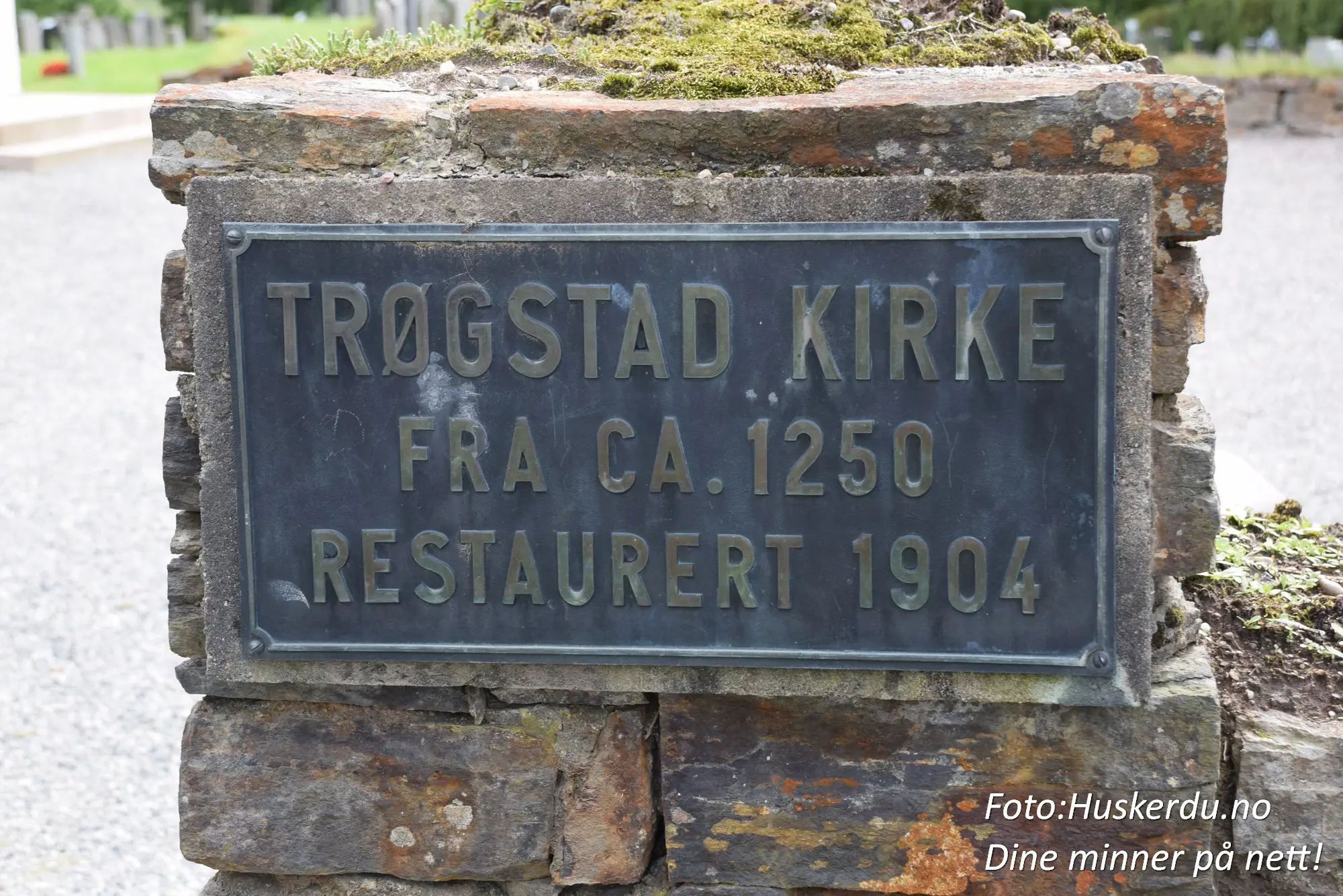 ⛪ Historiske Trøgstad Kirke 🕍 Trøgstad kirke, beliggende i Skjønhaug, Indre Østfold, er et viktig kulturminne med røtter tilbake til 1200-tallet. Denne vakre steinkirken er kjent for sin tidløse arkitektur og historiske betydning som valgkirke under Riksforsamlingen i 1814. Restaurert i 1904, fremstår den som et samlingspunkt for lokalhistorie og religiøs kulturarv. Besøkende kan beundre kirkens vakre omgivelser og lære mer om dens unike rolle i Norges historie. Foto: © Huskerdu.no, CC BY-NC-SA 4.0 https://creativecommons.org/licenses/by-nc-sa/4.0 trogstad-kirke-historisk-skjonhaug-indre-ostfold Trøgstad Kirke i Skjønhaug – Historie og Arkitektur Trøgstad kirke, Skjønhaug, Indre Østfold, Trøgstad, valgkirke 1814, historisk kirke, middelalderkirke, kirke Indre Østfold, Norges historie