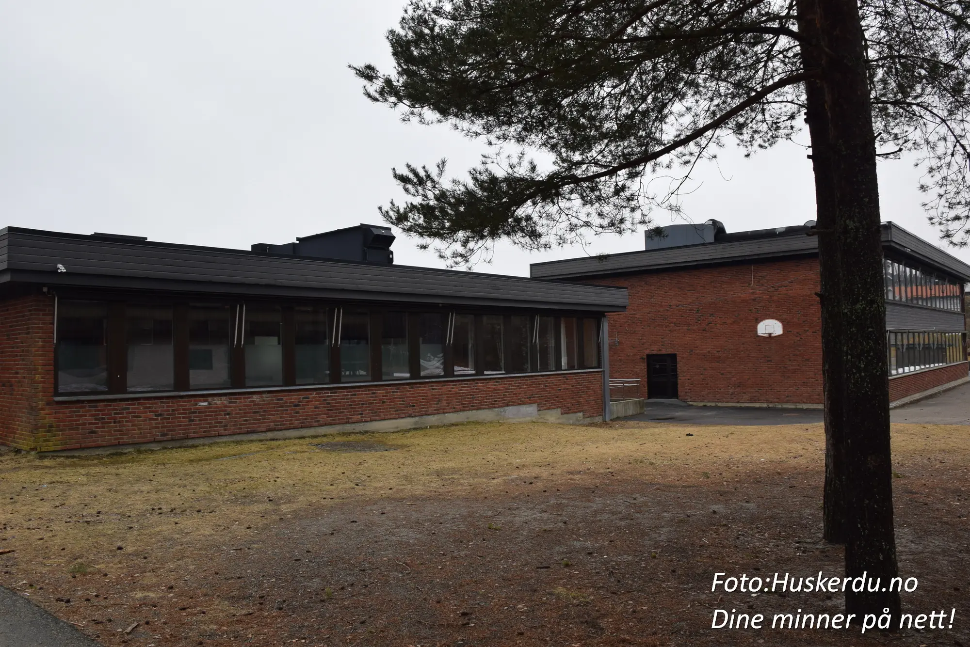 🏫 Trøgstad ungdomsskole i Skjønhaug 🌲 Trøgstad ungdomsskole ligger i naturskjønne Skjønhaug i Indre Østfold og er et moderne skolebygg omgitt av flotte fasiliteter som kunstgressbane, sandvolleyballbane, og praksisfløy. Skolen har en spennende kombinasjon av historisk arv og moderne arkitektur, noe som gjør den til et viktig samlingspunkt for lokalmiljøet. Foto: Huskerdu.no CC BY-SA 4.0 https://creativecommons.org/licenses/by-sa/4.0 trogstad-ungdomsskole-skjonhaug-indre-ostfold Trøgstad Ungdomsskole – Historie og Fasiliteter i Skjønhaug trøgstad, skjønhaug, trøgstad ungdomsskole, trøgstad skole, indre østfold skole, trøgstad