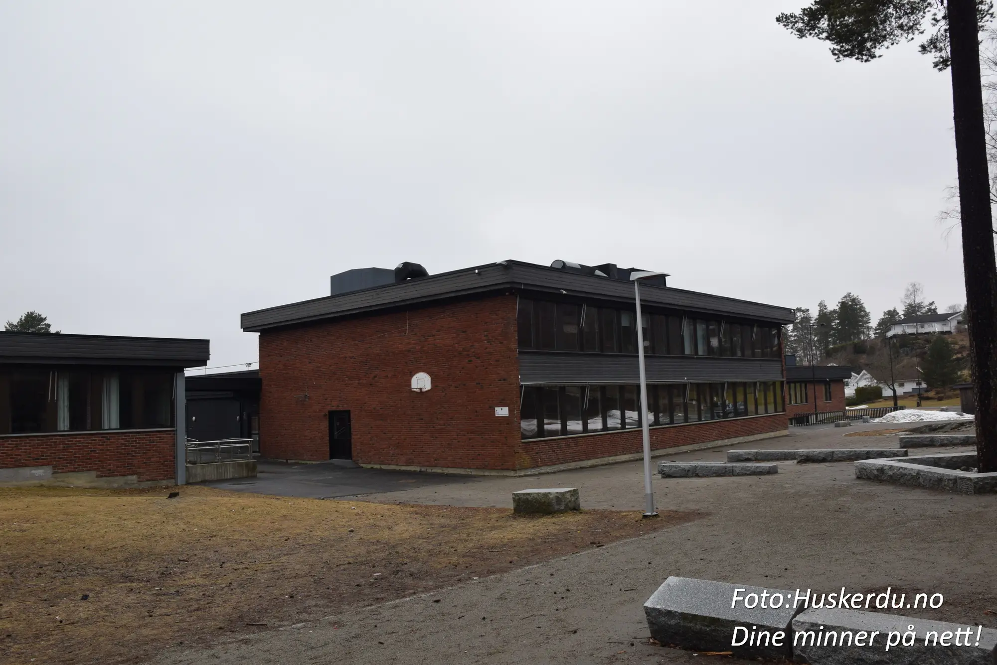 🏫 Trøgstad ungdomsskole i Skjønhaug 🌲 Trøgstad ungdomsskole ligger i naturskjønne Skjønhaug i Indre Østfold og er et moderne skolebygg omgitt av flotte fasiliteter som kunstgressbane, sandvolleyballbane, og praksisfløy. Skolen har en spennende kombinasjon av historisk arv og moderne arkitektur, noe som gjør den til et viktig samlingspunkt for lokalmiljøet. Foto: Huskerdu.no CC BY-SA 4.0 https://creativecommons.org/licenses/by-sa/4.0 trogstad-ungdomsskole-skjonhaug-indre-ostfold Trøgstad Ungdomsskole – Historie og Fasiliteter i Skjønhaug trøgstad, skjønhaug, trøgstad ungdomsskole, trøgstad skole, indre østfold skole, trøgstad