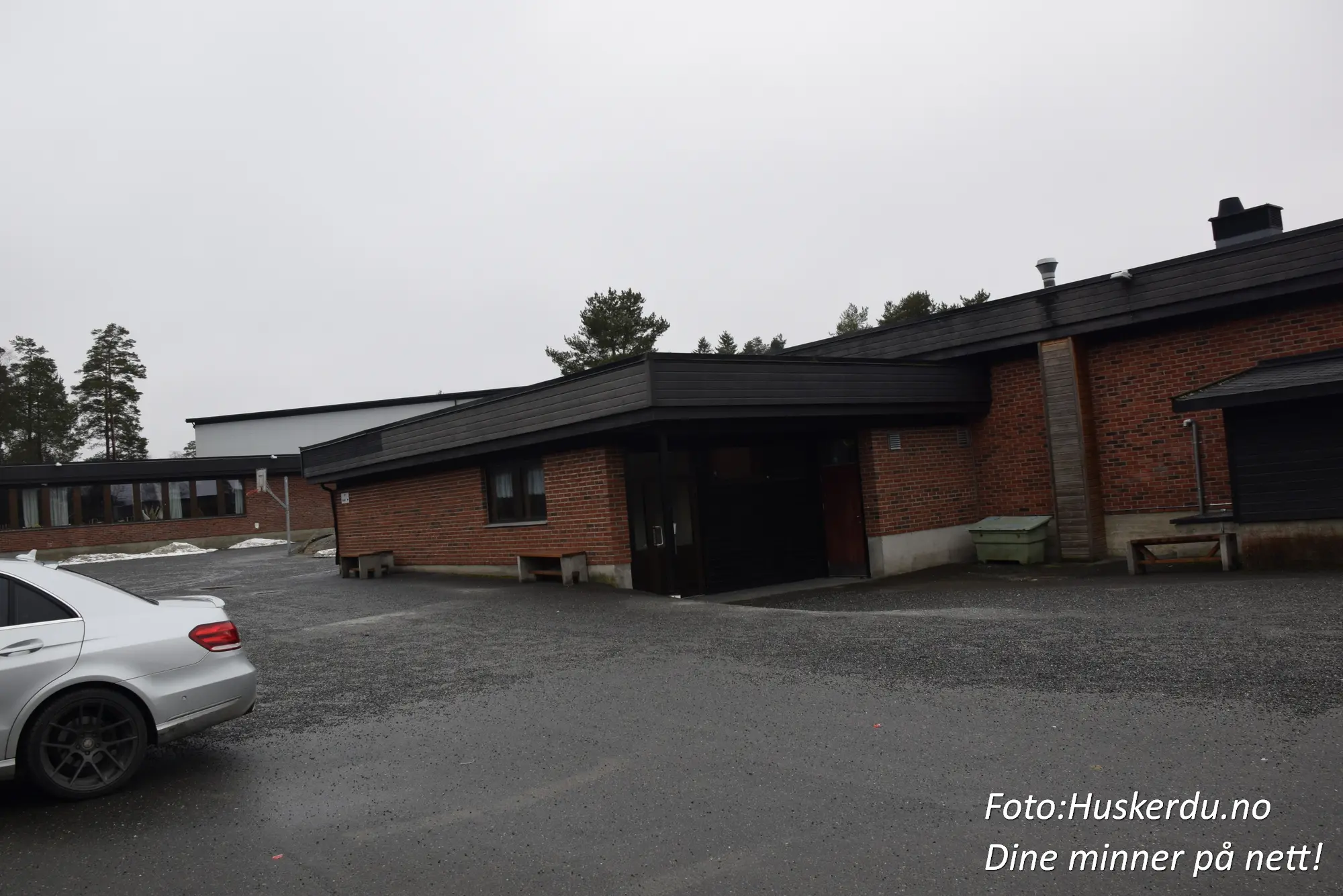 🏫 Trøgstad ungdomsskole i Skjønhaug 🌲 Trøgstad ungdomsskole ligger i naturskjønne Skjønhaug i Indre Østfold og er et moderne skolebygg omgitt av flotte fasiliteter som kunstgressbane, sandvolleyballbane, og praksisfløy. Skolen har en spennende kombinasjon av historisk arv og moderne arkitektur, noe som gjør den til et viktig samlingspunkt for lokalmiljøet. Foto: Huskerdu.no CC BY-SA 4.0 https://creativecommons.org/licenses/by-sa/4.0 trogstad-ungdomsskole-skjonhaug-indre-ostfold Trøgstad Ungdomsskole – Historie og Fasiliteter i Skjønhaug trøgstad, skjønhaug, trøgstad ungdomsskole, trøgstad skole, indre østfold skole, trøgstad