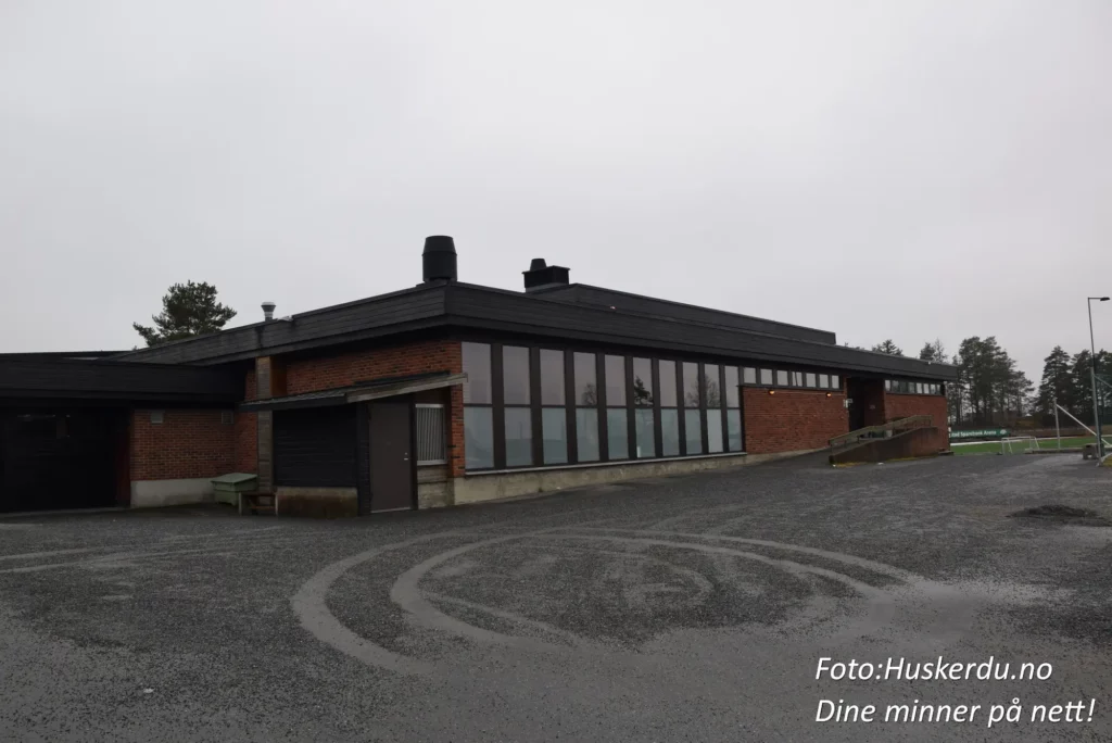 🏫 Trøgstad ungdomsskole i Skjønhaug 🌲 Trøgstad ungdomsskole ligger i naturskjønne Skjønhaug i Indre Østfold og er et moderne skolebygg omgitt av flotte fasiliteter som kunstgressbane, sandvolleyballbane, og praksisfløy. Skolen har en spennende kombinasjon av historisk arv og moderne arkitektur, noe som gjør den til et viktig samlingspunkt for lokalmiljøet. Foto: Huskerdu.no CC BY-SA 4.0 https://creativecommons.org/licenses/by-sa/4.0 trogstad-ungdomsskole-skjonhaug-indre-ostfold Trøgstad Ungdomsskole – Historie og Fasiliteter i Skjønhaug trøgstad, skjønhaug, trøgstad ungdomsskole, trøgstad skole, indre østfold skole, trøgstad