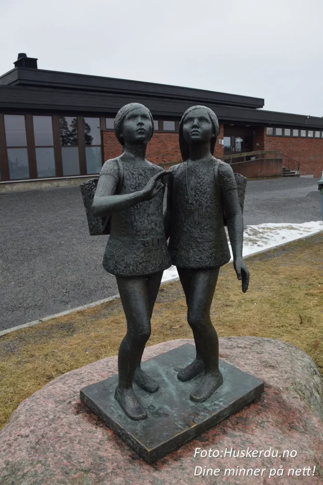 🏫 Trøgstad ungdomsskole i Skjønhaug 🌲 Trøgstad ungdomsskole ligger i naturskjønne Skjønhaug i Indre Østfold og er et moderne skolebygg omgitt av flotte fasiliteter som kunstgressbane, sandvolleyballbane, og praksisfløy. Skolen har en spennende kombinasjon av historisk arv og moderne arkitektur, noe som gjør den til et viktig samlingspunkt for lokalmiljøet. Foto: Huskerdu.no CC BY-SA 4.0 https://creativecommons.org/licenses/by-sa/4.0 trogstad-ungdomsskole-skjonhaug-indre-ostfold Trøgstad Ungdomsskole – Historie og Fasiliteter i Skjønhaug trøgstad, skjønhaug, trøgstad ungdomsskole, trøgstad skole, indre østfold skole, trøgstad
