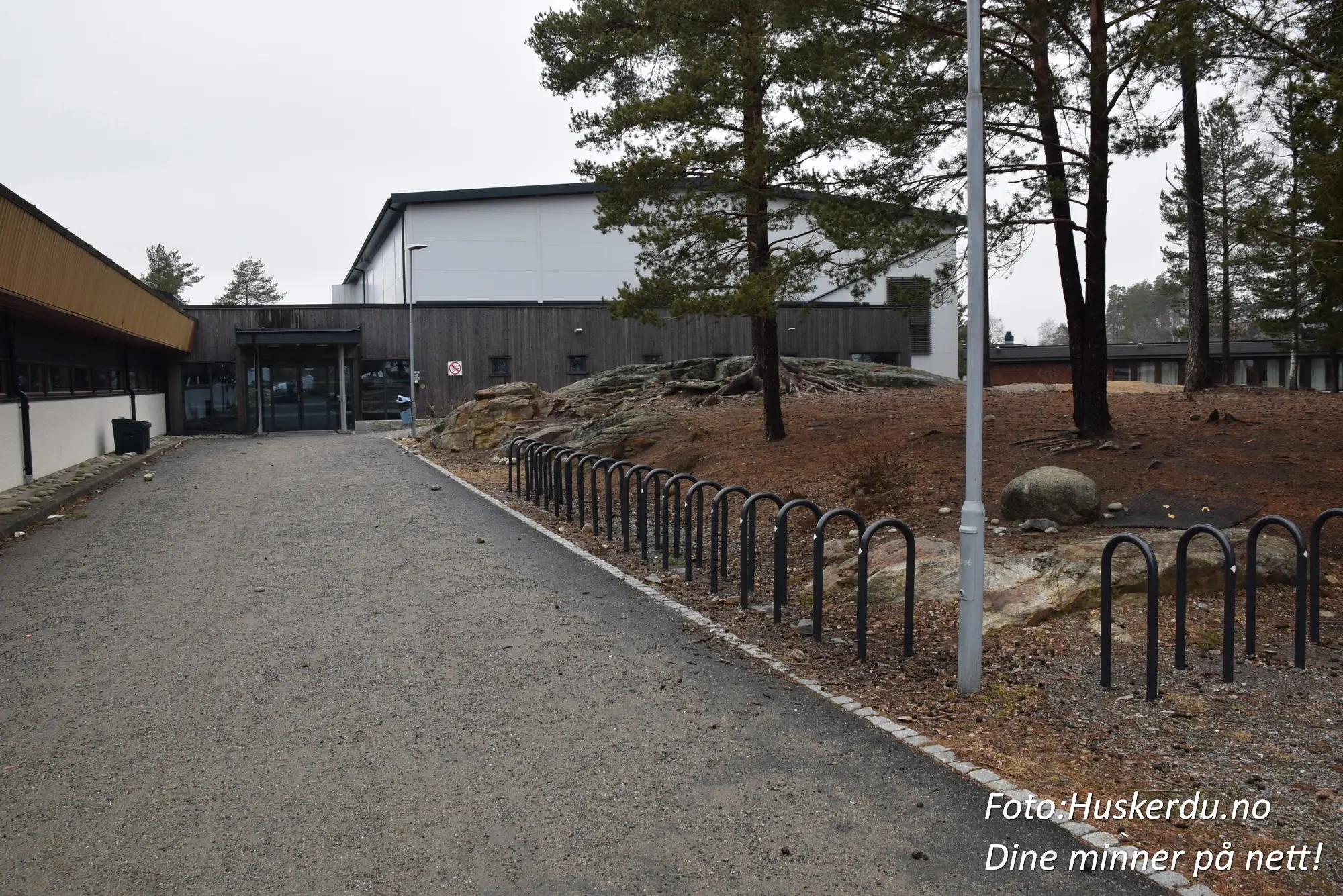 🏟️ Trøgstadhallen i Skjønhaug 🌲 Trøgstadhallen ligger på Festningsåsen i Skjønhaug, Indre Østfold, og er et moderne idrettsanlegg omgitt av vakker natur og nærhet til skoler og svømmehall. Hallen er kjent for sitt myke underlag, som gir ekstra komfort til idrettsutøvere, og for sin rolle som vertskap for både sports- og kulturarrangementer. Den allsidige bruken gjør Trøgstadhallen til et viktig samlingspunkt for lokalsamfunnet. Foto: Huskerdu.no CC BY-SA 4.0 https://creativecommons.org/licenses/by-sa/4.0 trogstadhallen-skjonhaug-idrettsanlegg-indre-ostfold Trøgstadhallen – Idrett og Kultur i Skjønhaug trøgstadhallen, skjønhaug, festningsåsen, idrettshall skjønhaug, idrettsanlegg skjønhaug, trøgstad svømmehall, trøgstad ungdomsskole, skjønhaug barneskole, indre østfold hall, trøgstad idrettshall