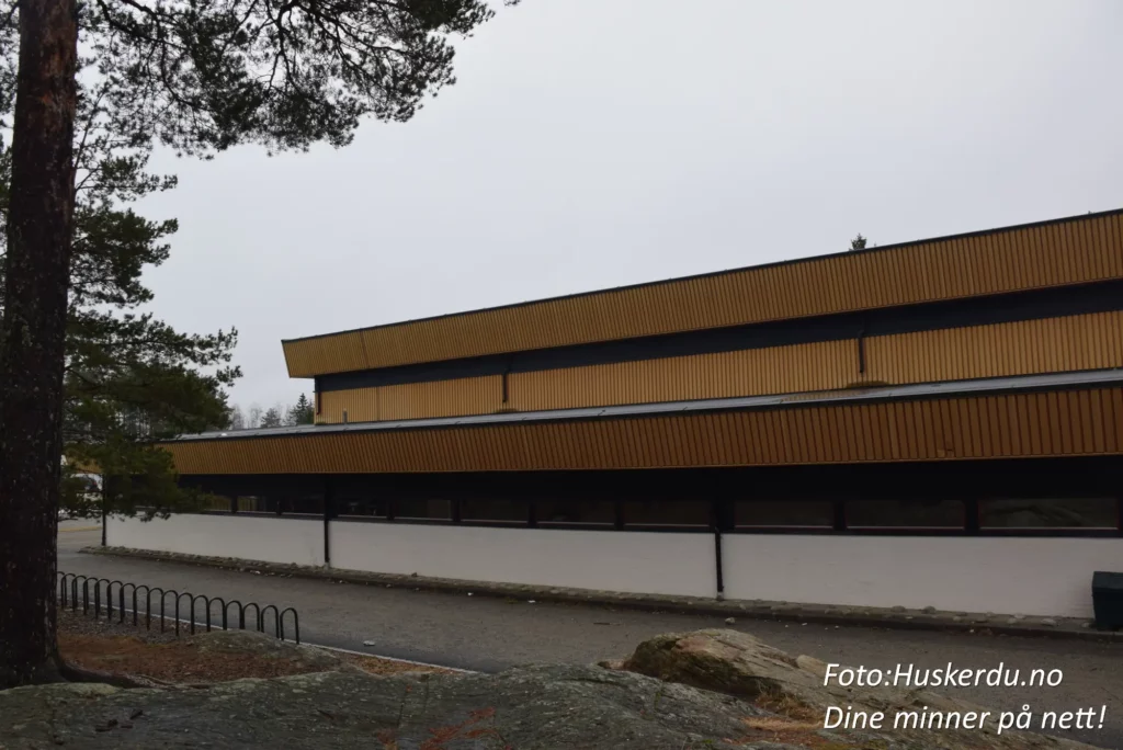 🏟️ Trøgstadhallen i Skjønhaug 🌲 Trøgstadhallen ligger på Festningsåsen i Skjønhaug, Indre Østfold, og er et moderne idrettsanlegg omgitt av vakker natur og nærhet til skoler og svømmehall. Hallen er kjent for sitt myke underlag, som gir ekstra komfort til idrettsutøvere, og for sin rolle som vertskap for både sports- og kulturarrangementer. Den allsidige bruken gjør Trøgstadhallen til et viktig samlingspunkt for lokalsamfunnet. Foto: Huskerdu.no CC BY-SA 4.0 https://creativecommons.org/licenses/by-sa/4.0 trogstadhallen-skjonhaug-idrettsanlegg-indre-ostfold Trøgstadhallen – Idrett og Kultur i Skjønhaug trøgstadhallen, skjønhaug, festningsåsen, idrettshall skjønhaug, idrettsanlegg skjønhaug, trøgstad svømmehall, trøgstad ungdomsskole, skjønhaug barneskole, indre østfold hall, trøgstad idrettshall