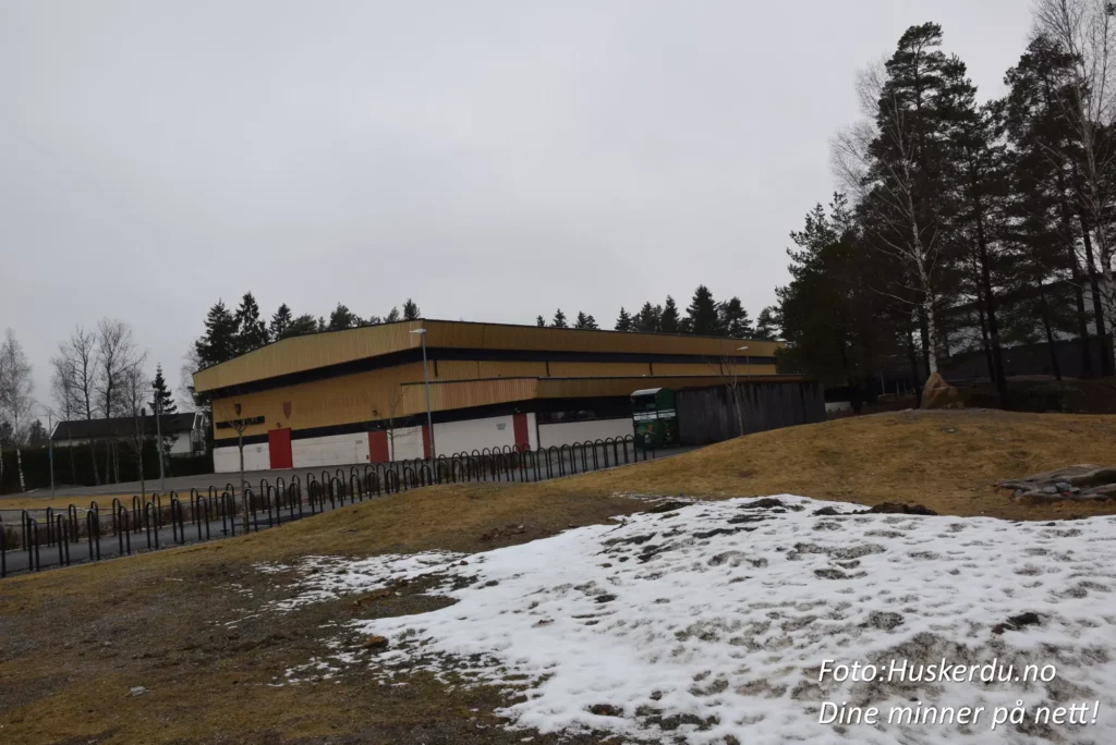 🏟️ Trøgstadhallen i Skjønhaug 🌲 Trøgstadhallen ligger på Festningsåsen i Skjønhaug, Indre Østfold, og er et moderne idrettsanlegg omgitt av vakker natur og nærhet til skoler og svømmehall. Hallen er kjent for sitt myke underlag, som gir ekstra komfort til idrettsutøvere, og for sin rolle som vertskap for både sports- og kulturarrangementer. Den allsidige bruken gjør Trøgstadhallen til et viktig samlingspunkt for lokalsamfunnet. Foto: Huskerdu.no CC BY-SA 4.0 https://creativecommons.org/licenses/by-sa/4.0 trogstadhallen-skjonhaug-idrettsanlegg-indre-ostfold Trøgstadhallen – Idrett og Kultur i Skjønhaug trøgstadhallen, skjønhaug, festningsåsen, idrettshall skjønhaug, idrettsanlegg skjønhaug, trøgstad svømmehall, trøgstad ungdomsskole, skjønhaug barneskole, indre østfold hall, trøgstad idrettshall