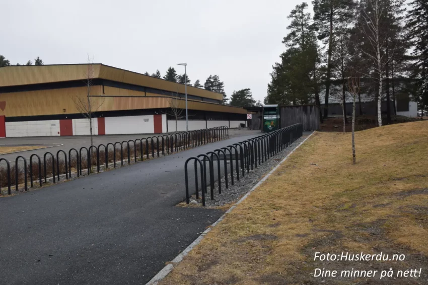 🏟️ Trøgstadhallen i Skjønhaug 🌲 Trøgstadhallen ligger på Festningsåsen i Skjønhaug, Indre Østfold, og er et moderne idrettsanlegg omgitt av vakker natur og nærhet til skoler og svømmehall. Hallen er kjent for sitt myke underlag, som gir ekstra komfort til idrettsutøvere, og for sin rolle som vertskap for både sports- og kulturarrangementer. Den allsidige bruken gjør Trøgstadhallen til et viktig samlingspunkt for lokalsamfunnet. Foto: Huskerdu.no CC BY-SA 4.0 https://creativecommons.org/licenses/by-sa/4.0 trogstadhallen-skjonhaug-idrettsanlegg-indre-ostfold Trøgstadhallen – Idrett og Kultur i Skjønhaug trøgstadhallen, skjønhaug, festningsåsen, idrettshall skjønhaug, idrettsanlegg skjønhaug, trøgstad svømmehall, trøgstad ungdomsskole, skjønhaug barneskole, indre østfold hall, trøgstad idrettshall