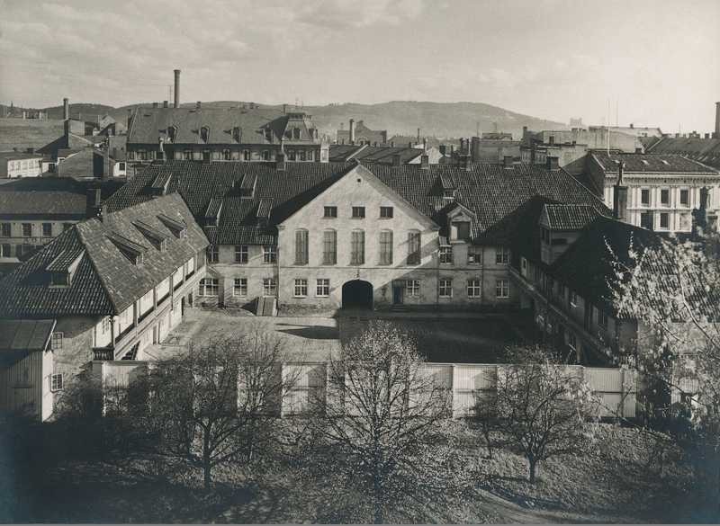 🏢📜 Tukthuset i Storgata – Eilert Sundts Arbeidssted 📜🏢 Utforsk Tukthuset i Storgata 33, en bygning med en dyp historisk betydning for Oslo. Her startet Eilert Sundt som lærer i 1845, hvor han underviste samfunnets mest marginaliserte grupper. Det var gjennom dette arbeidet han utviklet sin interesse for romanifolkets levekår og kultur, noe som la grunnlaget for hans omfattende studier av samfunnets struktur og utfordringer. Tukthuset står som et symbol på både fortidens sosiale arbeid og Eilert Sundts engasjement for sosial forståelse. Foto: Olaf Martin Peder Væring, CC BY-SA 3.0 NO https://creativecommons.org/licenses/by-sa/3.0/no/deed.en tukthuset-storgata-33-eilert-sundt Tukthuset i Storgata 33 – Historisk Arbeidssted i Oslo Storgata 33, Oslo, Tukthuset, Eilert Sundt, Christiania Tukthus, romanifolket, norsk historie, sosialhistorie, Eilert Sundts arbeid