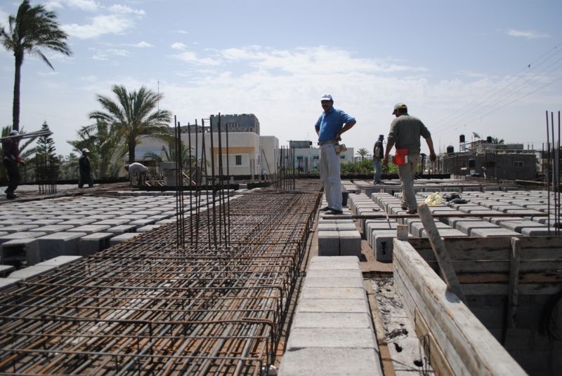 🧱🏗️ Bygging i Gaza før ødeleggelsene 🏗️🧱 Dette bildet viser en konstruksjonsprosess i Gaza, tatt 28. mai 2011. Det gir et innblikk i hvordan moderne byggeprosjekter fant sted i området, med arbeidere som bidrar til å utvikle lokalt byggeri. Gaza var kjent for sine prosjekter for å forbedre infrastrukturen og møte behovene til et voksende samfunn. Bildet representerer en tid med aktivitet og vekst i regionen. Foto: Mohammed Yousif Azaiza Lisens: Mohammed Yousif Azaiza, via Gisha.org https://creativecommons.org/licenses/by/2.0/ bygging-i-gaza-2011 Konstruksjon i Gaza – Utvikling før Ødeleggelsene Gaza, Gaza Strip, Gaza by, Gaza konstruksjon, Gaza utvikling, byggeprosess Gaza, Gaza infrastruktur, Gaza konstruksjonsarbeid