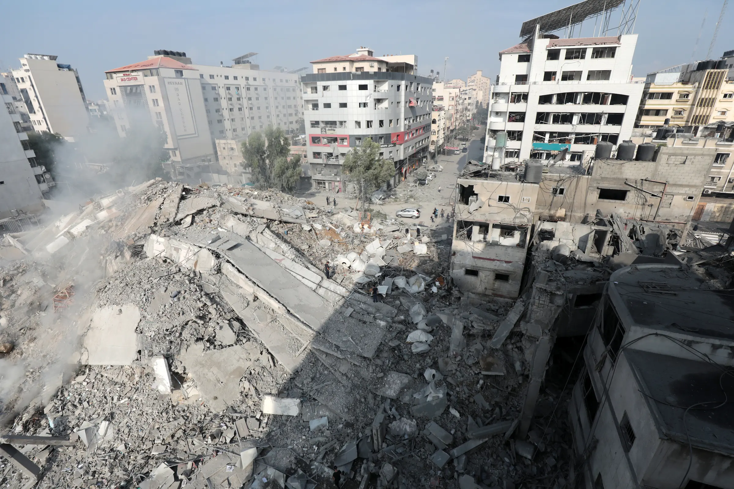 Ødeleggelser i Gaza etter hendelser i oktober 2023, som illustrerer de omfattende skadene på bygninger og infrastruktur. Foto: Palestinian News & Information Agency (Wafa) i samarbeid med APAimages, CC BY-SA 3.0, via Wikimedia Commons. https://creativecommons.org/licenses/by-sa/3.0 gaza damage october 2023, ødeleggelse Gaza, Gaza Strip skader, infrastruktur Gaza, byggeskader oktober 2023, APAimages Gaza, Wafa Gaza ødeleggelse
