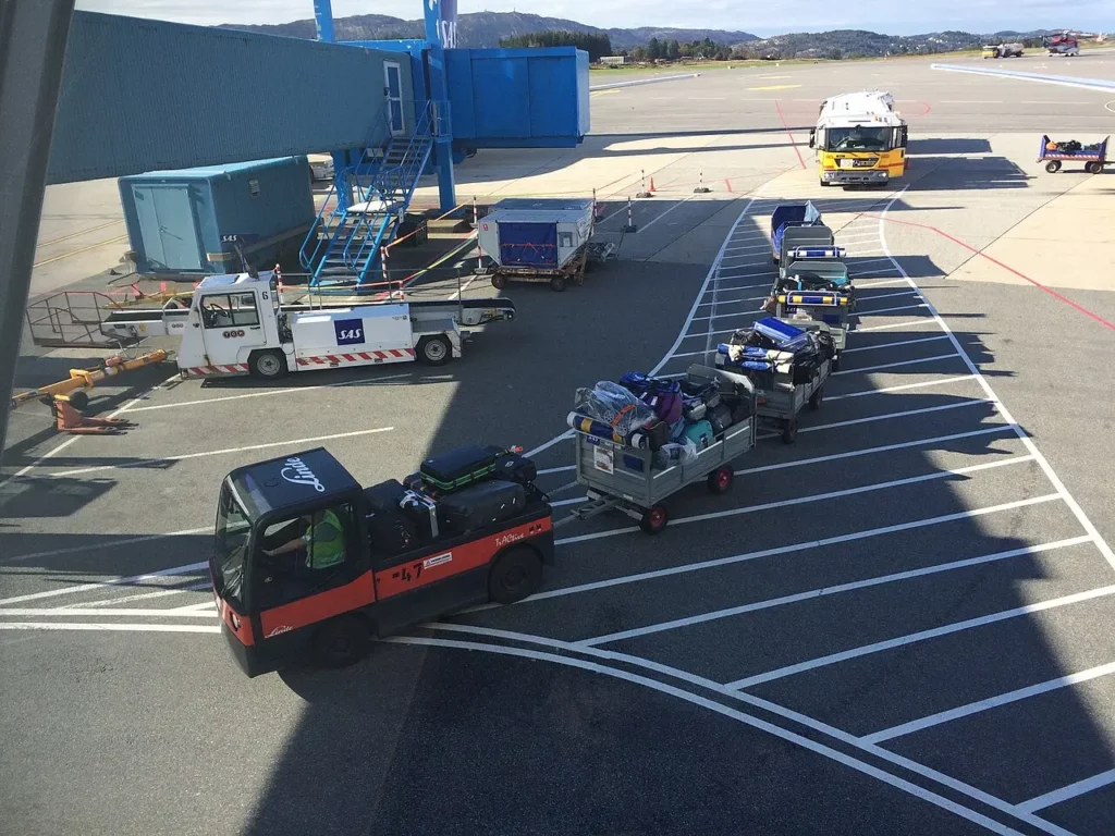 ✈️🧳 Flesland Flyplass – Bagasjetransport i Bergen 🧳✈️ Opplev effektiviteten ved Flesland flyplass i Bergen, Norges travle knutepunkt for internasjonale og nasjonale flyreiser. Bildet viser bagasjetransport, en viktig del av flyplassens logistikk, som sikrer at bagasjen din når frem i tide. Flesland kombinerer moderne teknologi og praktisk beliggenhet nær byen, og gir en sømløs reiseopplevelse for turister og forretningsreisende. Foto: © Wolfmann, CC BY-SA 4.0 https://creativecommons.org/licenses/by-sa/4.0 flesland-flyplass-bergen-bagasjetransport Flesland Flyplass – Logistikk og Reiser Flesland, Flesland Flyplass, Bergen Airport, Bergen Lufthavn, Flesland Baggasjesystem, Bergen, Flyplass Bergen, Bergen Flyplass Flesland, Lufthavn Bergen, Norge Flyplass, SAS Bergen