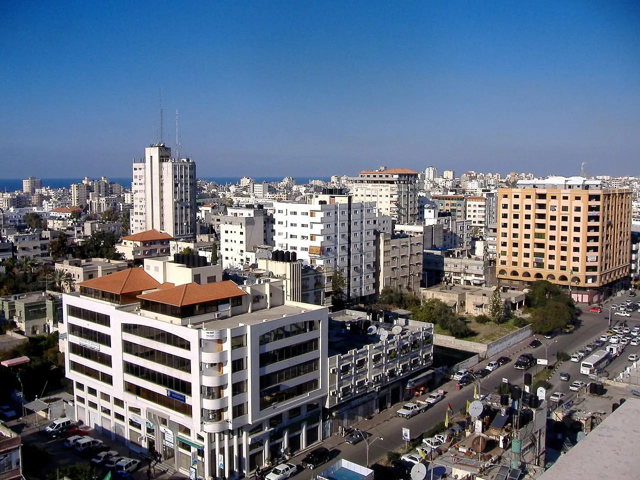 🏙️🌅 Gaza City før ødeleggelsene 🌅🏙️ Dette panoramabildet viser Gaza City, en gang en travel og moderne by med høye bygninger, brede gater og utsikt mot Middelhavet. Byens urbane landskap kombinerte historiske og moderne arkitektoniske stiler, noe som gjorde den til en viktig kulturell og økonomisk destinasjon i Gaza-stripen. Bildet fremkaller minner om en tid med fredelig utvikling og livlig aktivitet før ødeleggelsene. Foto: OneArmedMan, Public domain, via Wikimedia Commons https://commons.wikimedia.org/wiki/File:Gaza_City.JPG gaza-city-panorama-2007 Panorama av Gaza City – Urbant Landskap før Ødeleggelsene Gaza City, Gaza, Gazastripen, Gaza panorama, Gaza bybilde, Middelhavet Gaza, Gaza urban utvikling, Gaza arkitektur