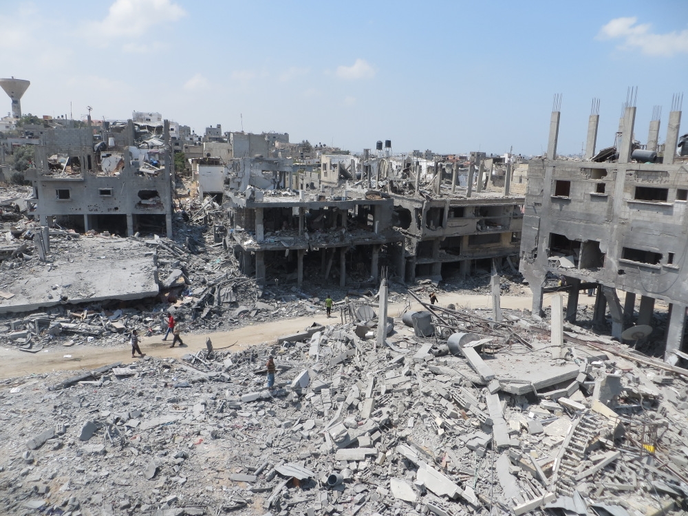 gaza-opprydding-utfordringer Store ødeleggelser i Beit Hanoun, Gaza, som viser omfanget av skadene etter konflikter i området. Bildet illustrerer utfordringene med opprydding og gjenoppbygging i et område med sterkt begrensede ressurser. Foto: btselem, CC BY 4.0, via Wikimedia Commons. https://creativecommons.org/licenses/by/4.0