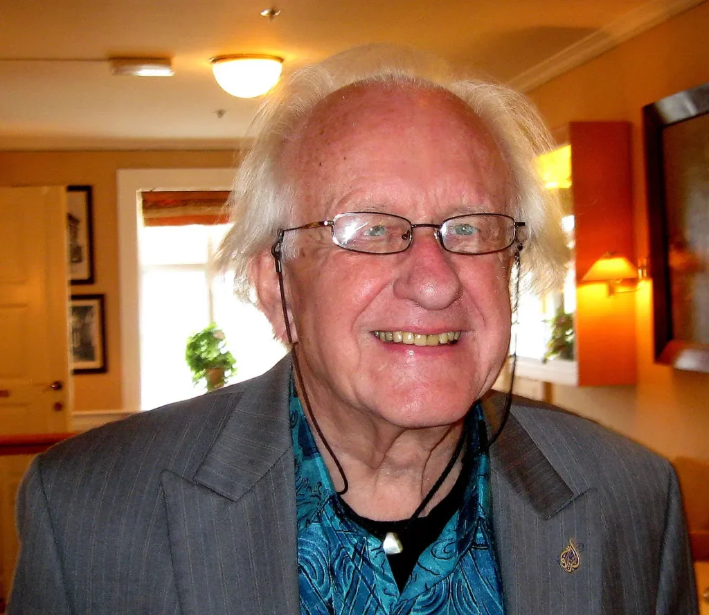 ✨📖 Johan Galtung – En global fredsbygger 📖✨ Johan Galtung, ofte kalt fredsforskningens far, har i flere tiår jobbet for å fremme fred og konfliktløsning over hele verden. Dette bildet viser ham under et arrangement hvor han delte sine inspirerende visjoner for en bedre og mer rettferdig fremtid. Hans banebrytende teorier har påvirket både akademikere og politikere globalt. Foto: Jarvin, CC BY 3.0 https://creativecommons.org/licenses/by/3.0 johan-galtung-fredsforskning-inspirasjon Johan Galtung – Inspirerende Fredsbygger og Akademiker Galtung, Johan Galtung, fredsforskning, PRIO, global fred, konfliktløsning, Journal of Peace Research, norsk fredsbygger, fredsteori, konfliktløsning globalt