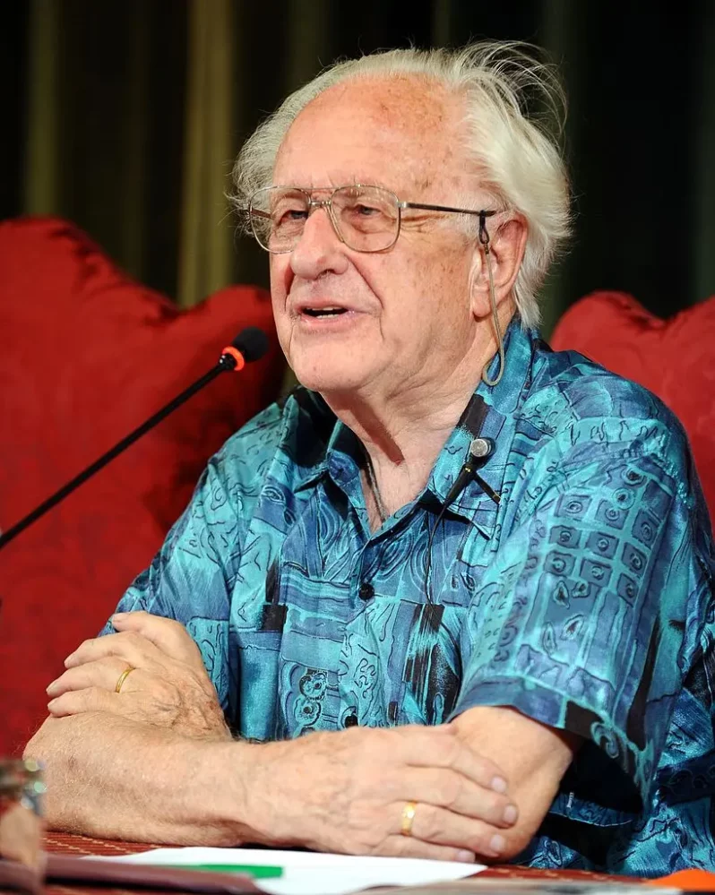 🕊️📘 Johan Galtung – Fredens Pioner 📘🕊️ Johan Galtung, grunnleggeren av fredsforskning, er kjent for sitt livslange arbeid med å fremme fred og konfliktløsning over hele verden. Bildet er tatt under en av hans forelesninger, hvor han delte sin visjon for en mer rettferdig og fredelig fremtid. Hans bidrag til fagfeltet freds- og konfliktstudier har inspirert mennesker globalt. Foto: Niccolò Caranti, CC BY-SA 3.0 https://creativecommons.org/licenses/by-sa/3.0 johan-galtung-fredsforskning-trento Johan Galtung – Fredens Pioner og Grunnlegger av PRIO Trento, fredsforskning, Johan Galtung, PRIO, konfliktløsning, Journal of Peace Research, global fred