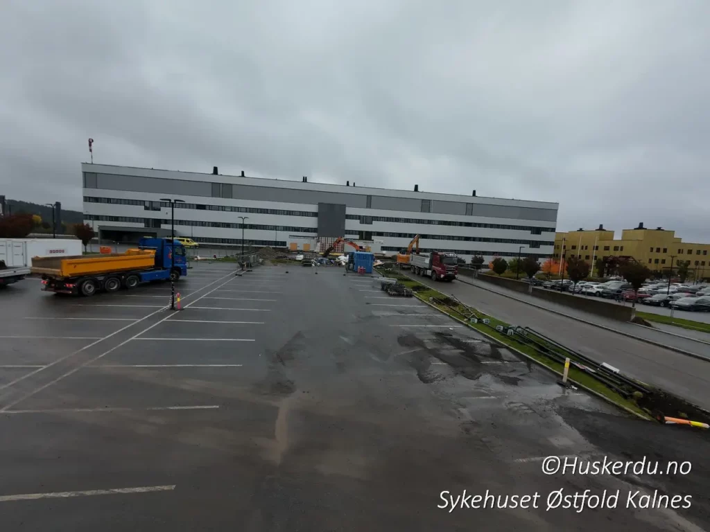 Utbyggingen på Kalnes sykehus, sett fra avstand. Parkeringsplasser er midlertidig omgjort til byggeplass for å tilrettelegge for arbeidet. Bildet er tatt 8. oktober 2024.