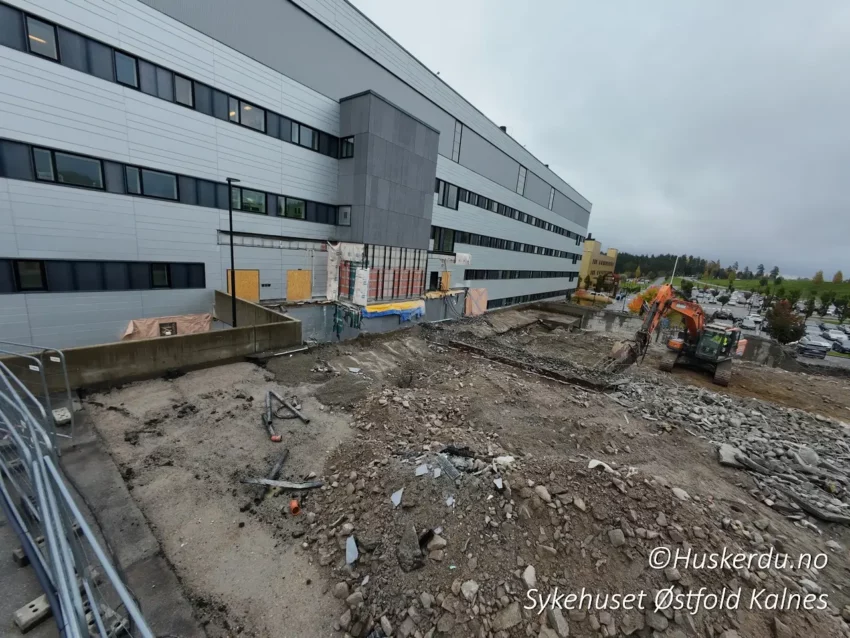 Tidlig fase av utbyggingen på Kalnes sykehus, 8. oktober 2024. Arbeidet er i gang med å legge grunnlaget for utvidelsen av akuttmottaket.