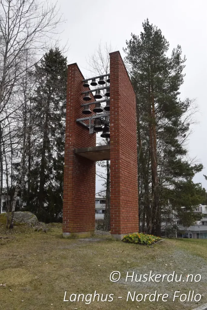 ⛪🔔 Langhus kirke – Et moderne kirkebygg i vakre omgivelser 🔔⛪ Langhus kirke er et sentralt landemerke i Nordre Follo, kjent for sin moderne arkitektur og naturskjønne beliggenhet. Bygget i rød murstein, har kirken et enkelt, men elegant uttrykk som passer harmonisk inn i omgivelsene. Klokketårnet, med sine åpne klokkerader, gir stedet en særegen identitet og skaper en stemningsfull atmosfære ved seremonier og høytider. Kirken fungerer som en viktig møteplass for lokalsamfunnet, med gudstjenester, konserter og sosiale arrangementer året rundt. Foto:© Huskerdu.no https://www.facebook.com/huskerdu.no Langhus kirke – En moderne kirke i Nordre Follo Langhus kirke, Langhus menighet, Langhus Nordre Follo, Nordre Follo kirke, kirke i Langhus, Langhus klokkespill, Langhus kirkebygg, Akershus kirke, moderne kirke Langhus