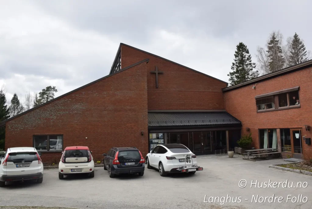 ⛪🔔 Langhus kirke – Et moderne kirkebygg i vakre omgivelser 🔔⛪ Langhus kirke er et sentralt landemerke i Nordre Follo, kjent for sin moderne arkitektur og naturskjønne beliggenhet. Bygget i rød murstein, har kirken et enkelt, men elegant uttrykk som passer harmonisk inn i omgivelsene. Klokketårnet, med sine åpne klokkerader, gir stedet en særegen identitet og skaper en stemningsfull atmosfære ved seremonier og høytider. Kirken fungerer som en viktig møteplass for lokalsamfunnet, med gudstjenester, konserter og sosiale arrangementer året rundt. Foto:© Huskerdu.no https://www.facebook.com/huskerdu.no Langhus kirke – En moderne kirke i Nordre Follo Langhus kirke, Langhus menighet, Langhus Nordre Follo, Nordre Follo kirke, kirke i Langhus, Langhus klokkespill, Langhus kirkebygg, Akershus kirke, moderne kirke Langhus