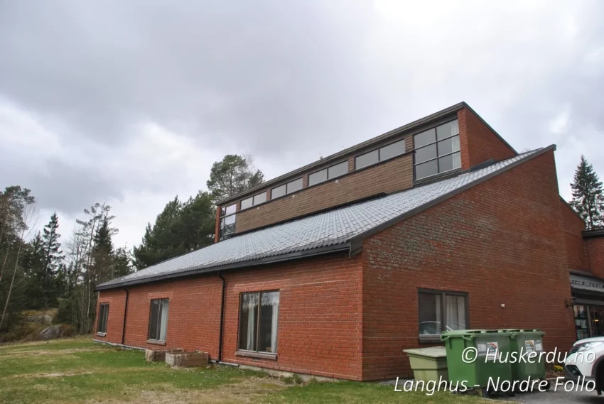⛪🔔 Langhus kirke – Et moderne kirkebygg i vakre omgivelser 🔔⛪ Langhus kirke er et sentralt landemerke i Nordre Follo, kjent for sin moderne arkitektur og naturskjønne beliggenhet. Bygget i rød murstein, har kirken et enkelt, men elegant uttrykk som passer harmonisk inn i omgivelsene. Klokketårnet, med sine åpne klokkerader, gir stedet en særegen identitet og skaper en stemningsfull atmosfære ved seremonier og høytider. Kirken fungerer som en viktig møteplass for lokalsamfunnet, med gudstjenester, konserter og sosiale arrangementer året rundt. Foto:© Huskerdu.no https://www.facebook.com/huskerdu.no Langhus kirke – En moderne kirke i Nordre Follo Langhus kirke, Langhus menighet, Langhus Nordre Follo, Nordre Follo kirke, kirke i Langhus, Langhus klokkespill, Langhus kirkebygg, Akershus kirke, moderne kirke Langhus
