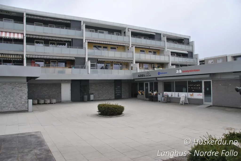 🏢🌿 Moderne boliger over Langhus senter 🌿🏢 Disse moderne leilighetsbyggene på Langhus kombinerer tettstedets bekvemmeligheter med nærheten til naturen. Over kjøpesenteret finner du flotte boliger med romslige balkonger og moderne fasiliteter. Her bor du med kort vei til butikker, helsetjenester og offentlig transport, samtidig som du har grønne omgivelser like utenfor døren. Langhus er et populært sted for familier og pendlere, med en ideell balanse mellom det urbane og det landlige. Foto: © Huskerdu.no https://www.facebook.com/huskerdu.no langhus-senter-moderne-boliger Moderne leiligheter over Langhus senter Langhus senter, Langhus boliger, Langhus moderne leiligheter, Langhus sentrum, Langhus kjøpesenter, Langhus Nordre Follo, bolig på Langhus, Langhus urbanisering