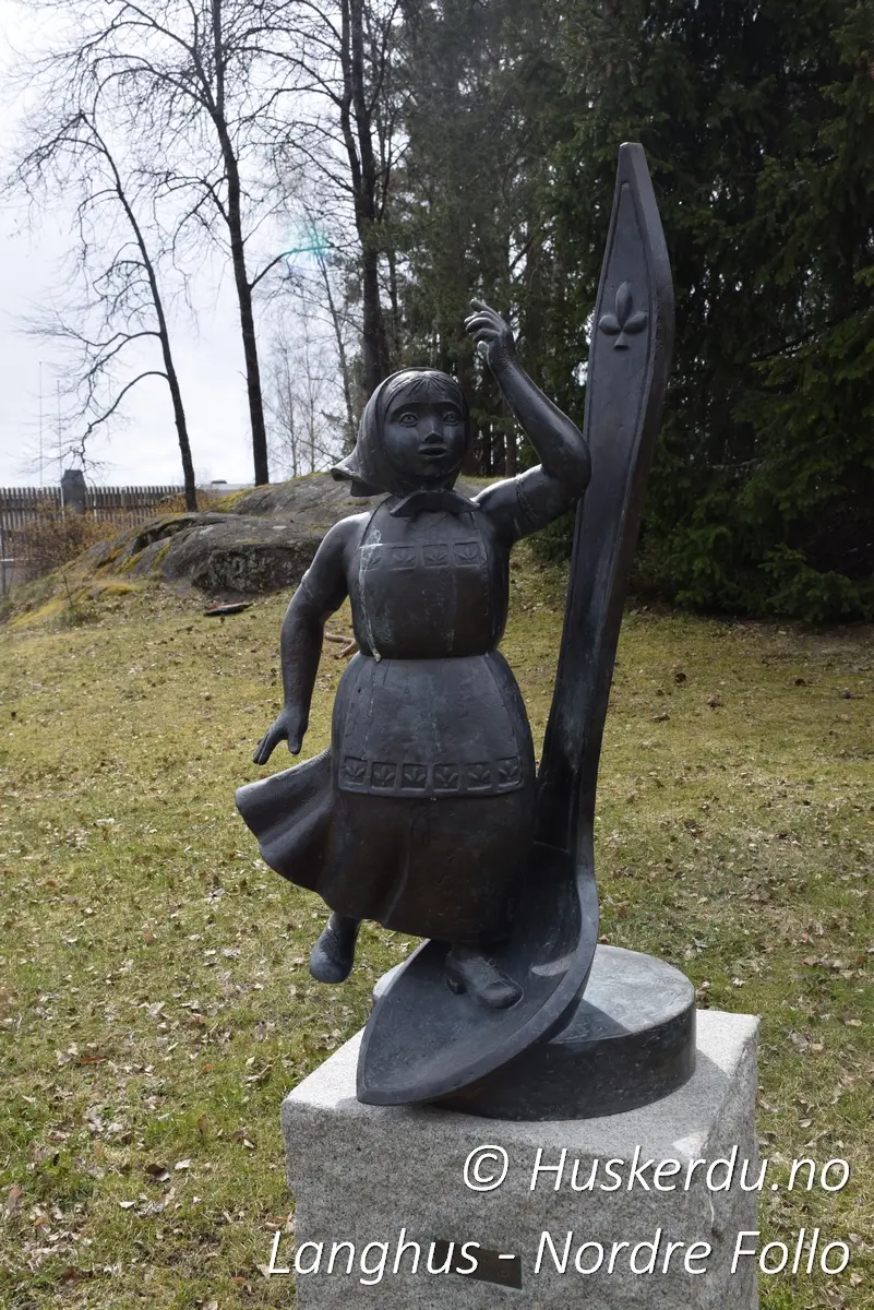 🥄✨ Teskjekjerringa på Langhus ✨🥄 I hjertet av Langhus finner du denne sjarmerende skulpturen av Teskjekjerringa, skapt av den kjente billedhuggeren Fritz Røed. Figuren er inspirert av Alf Prøysens elskede barnebokkarakter, en kjerring som plutselig krymper til teskjestørrelse og havner i morsomme og utfordrende situasjoner. Skulpturen står som en hyllest til Prøysens fortellerkunst og har blitt et symbol på norsk barnekultur. Omgitt av naturskjønne omgivelser, er dette et flott stopp for både turister og lokalbefolkningen som ønsker å oppleve et stykke norsk kulturhistorie. Foto: © Huskerdu.no https://www.facebook.com/huskerdu.no teskjekjerringa-langhus-nordre-follo Teskjekjerringa – En hyllest til Alf Prøysen på Langhus Teskjekjerringa, Langhus, Teskjekjerringa Langhus, Fritz Røed, Alf Prøysen, Prøysen skulptur, Langhus skulpturpark, barnebokskulptur, Prøysens verden, norsk barnekultur