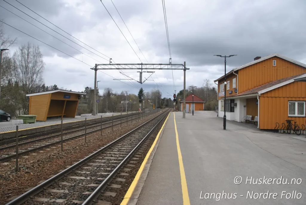 🚉🌲 Langhus stasjon – Porten til Nordre Follo 🌲🚉 Langhus stasjon ligger langs Østfoldbanens vestre linje og knytter det sjarmerende tettstedet Langhus til Oslo og resten av Akershus. Stasjonen har en rolig atmosfære og et historisk preg, med sitt karakteristiske gule stasjonsbygg. Dette er et populært stopp for pendlere og reisende som ønsker å utforske Nordre Follo. Med sine naturskjønne omgivelser og nærhet til turmuligheter i Sørmarka, er Langhus stasjon et flott utgangspunkt for en dagstur i området. Foto: © Huskerdu.no https://www.facebook.com/huskerdu.no Langhus stasjon – Et sjarmerende stopp i Nordre Follo Langhus, Langhus stasjon, Langhus Nordre Follo, Nordre Follo stasjon, Langhus togstasjon, Akershus jernbane, Østfoldbanen, Follo togstasjon, Langhus pendlerstasjon