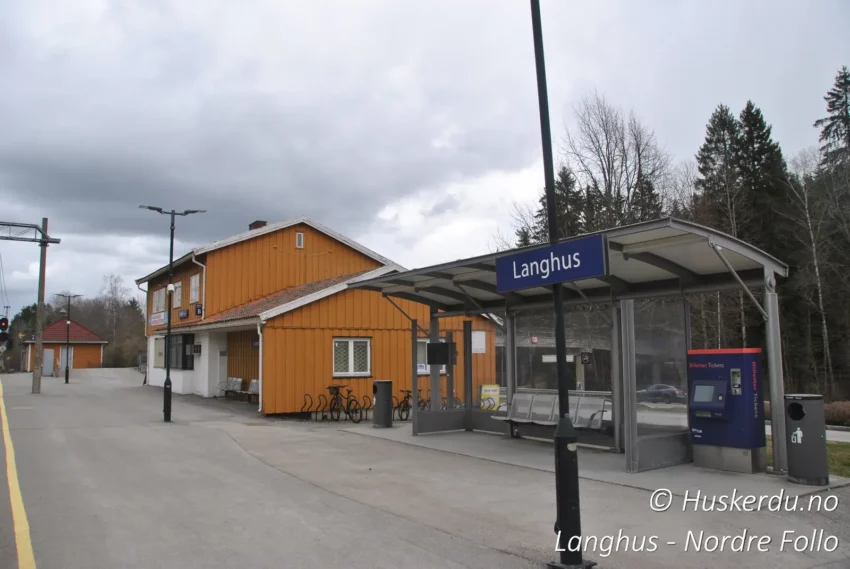 🚉🌲 Langhus stasjon – Porten til Nordre Follo 🌲🚉 Langhus stasjon ligger langs Østfoldbanens vestre linje og knytter det sjarmerende tettstedet Langhus til Oslo og resten av Akershus. Stasjonen har en rolig atmosfære og et historisk preg, med sitt karakteristiske gule stasjonsbygg. Dette er et populært stopp for pendlere og reisende som ønsker å utforske Nordre Follo. Med sine naturskjønne omgivelser og nærhet til turmuligheter i Sørmarka, er Langhus stasjon et flott utgangspunkt for en dagstur i området. Foto: © Huskerdu.no https://www.facebook.com/huskerdu.no Langhus stasjon – Et sjarmerende stopp i Nordre Follo Langhus, Langhus stasjon, Langhus Nordre Follo, Nordre Follo stasjon, Langhus togstasjon, Akershus jernbane, Østfoldbanen, Follo togstasjon, Langhus pendlerstasjon