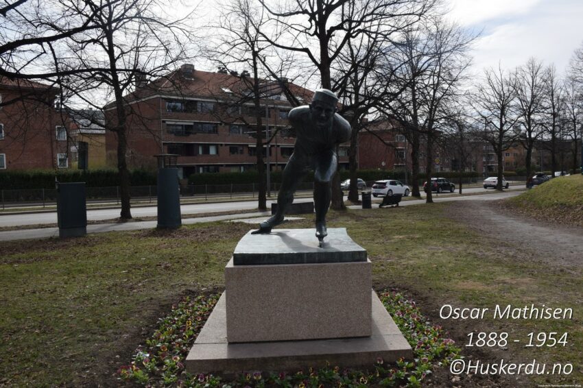 Oscar Mathisen – En legende i norsk skøytesport. Statuen av Mathisen, laget av Arne Durban og reist i 1959, står ved Frogner Stadion i Oslo som et symbol på hans enestående prestasjoner innen skøytesporten. Mathisen satte 14 verdensrekorder og vant fem verdensmesterskap, noe som sikret ham en plass i idrettshistorien.