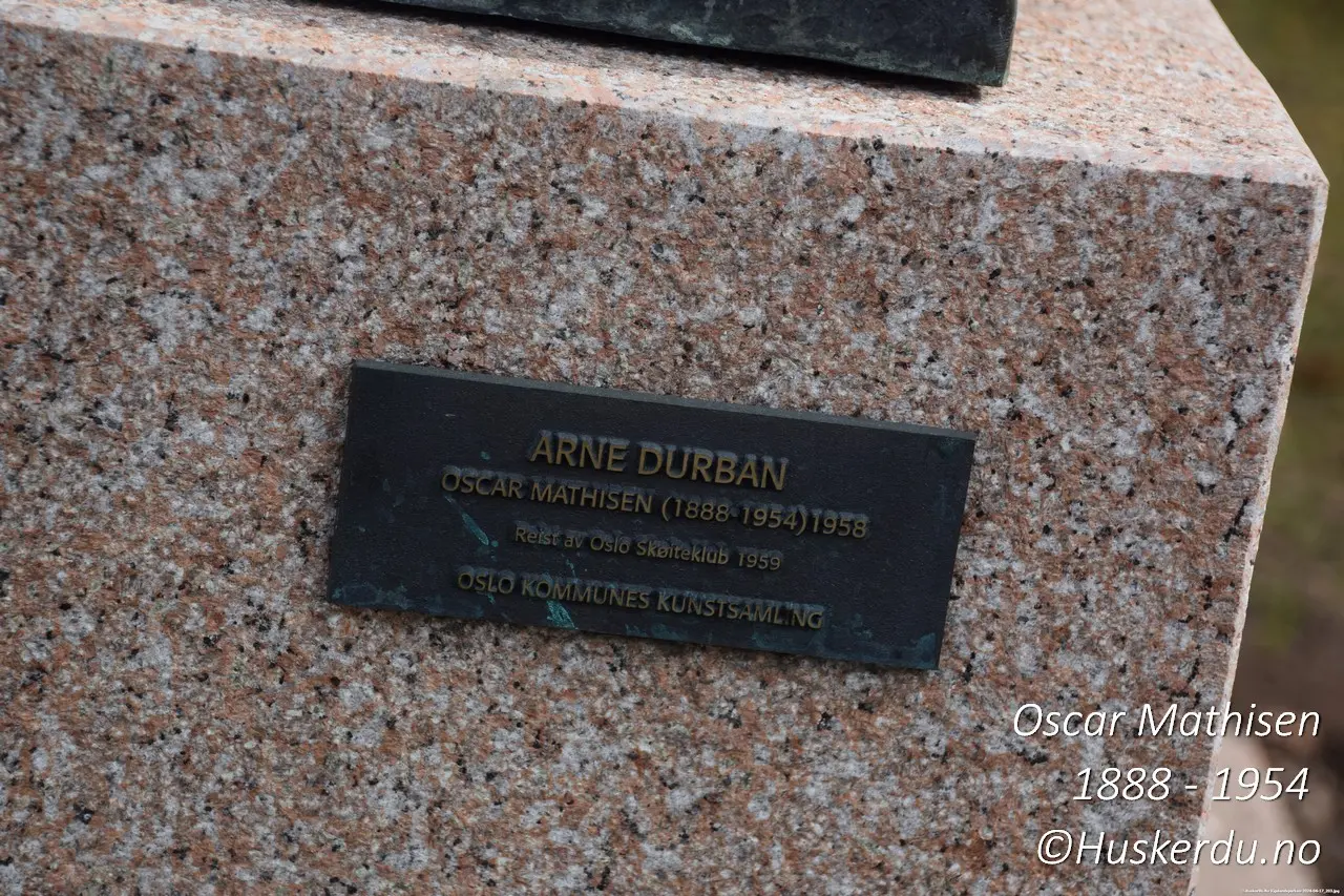 Plaketten på statuen av Oscar Mathisen, skapt av billedhuggeren Arne Durban i 1958 og reist ved Frogner Stadion i 1959. Statuen er en del av Oslo kommunes kunstsamling og ble oppført i samarbeid med Oslo Skøiteklub for å hedre Mathisens skøytekarriere.
Foto: Huskerdu.no
