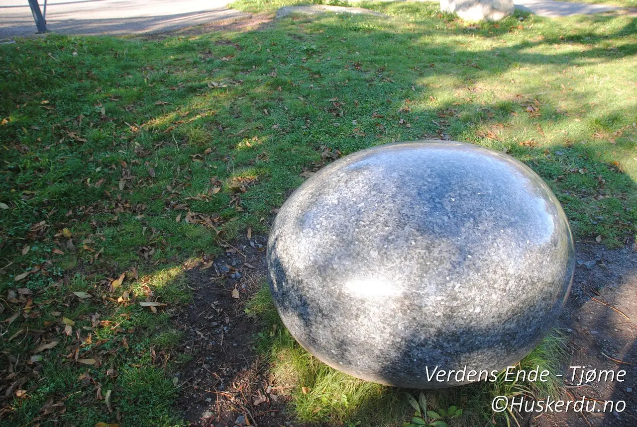 Dette galleriet viser mangfoldet i Skulpturparken på Verdens Ende, fra imponerende steinskulpturer til kreative kunstinstallasjoner som speiler områdets marine og geologiske historie. Her finner du blant annet en massiv rund stein som symboliserer havets kraft, og en spesiell struktur som inviterer til utforskning av moderne arkitektur. Med sitt samspill av natur og kunst tilbyr parken en opplevelse som vekker både tanker og følelser.