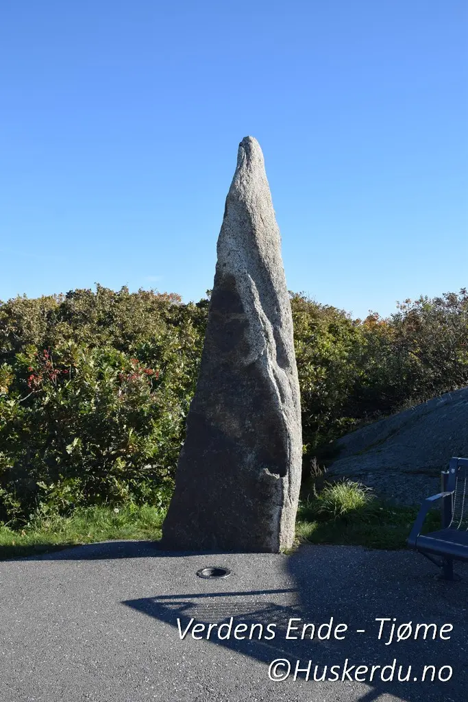 Dette galleriet viser mangfoldet i Skulpturparken på Verdens Ende, fra imponerende steinskulpturer til kreative kunstinstallasjoner som speiler områdets marine og geologiske historie. Her finner du blant annet en massiv rund stein som symboliserer havets kraft, og en spesiell struktur som inviterer til utforskning av moderne arkitektur. Med sitt samspill av natur og kunst tilbyr parken en opplevelse som vekker både tanker og følelser.