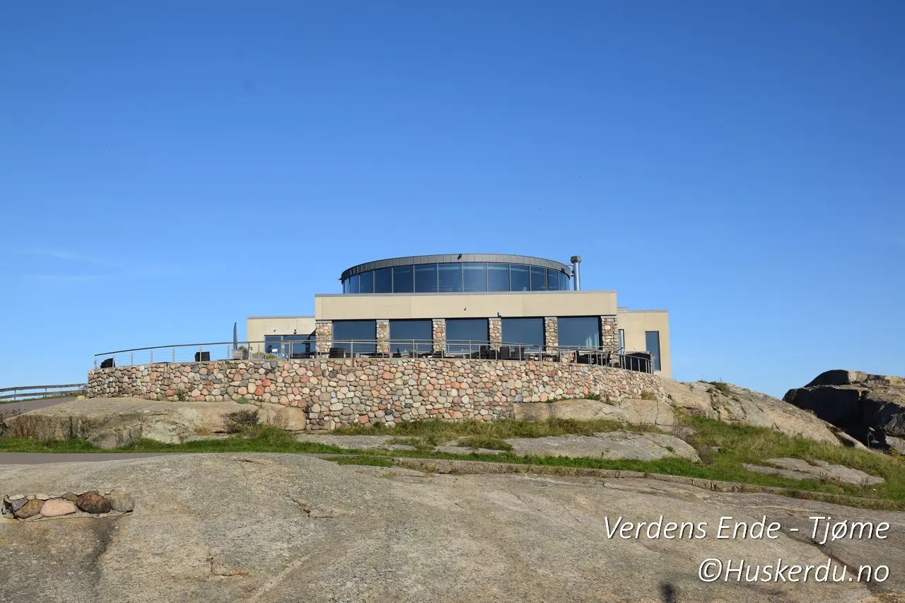 Besøkssenter Færder nasjonalpark – Mat, kunnskap og utsikt Dette imponerende bygget på Verdens Ende huser både Verdens Ende Spiseriet og Besøkssenter Færder nasjonalpark. Med sin unike arkitektur byr det på en kombinasjon av kulinariske opplevelser og spennende informasjon om den lokale naturen og nasjonalparken. Besøkende kan utforske utstillinger, delta på arrangementer, eller nyte en middag med panoramautsikt over skjærgården. Besøkssenter Færder nasjonalpark og Verdens Ende Spiseriet verdens ende, færder nasjonalpark, verdens ende spiseriet, besøkssenter færder nasjonalpark, tjøme, skjærgårdsidyll, panoramautsikt tjøme, nasjonalparkinformasjon, spise på verdens ende, lokale spesialiteter tjøme, nasjonalpark besøkssenter, norsk skjærgård, aktiviteter verdens ende, huskerdu.no