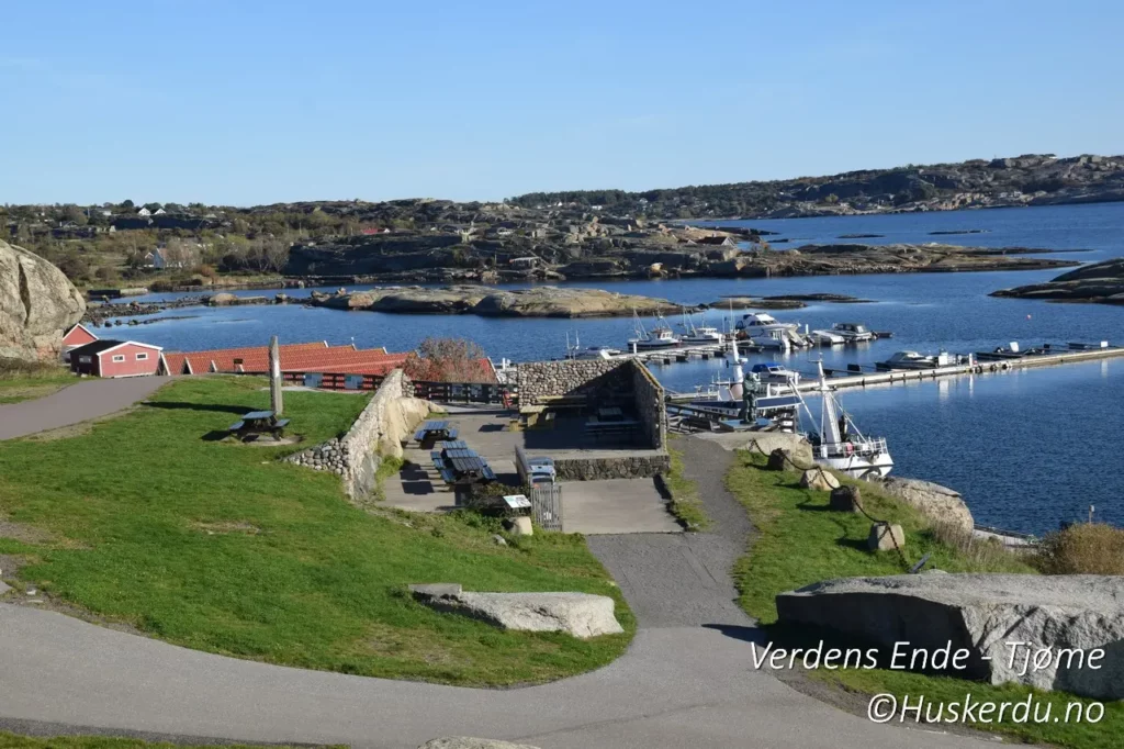Havnen ved Verdens Ende En idyllisk perle på Tjøme Utsikten fra Verdens Ende ned mot den sjarmerende havnen er et syn for øyet. Omgitt av vakker natur og tradisjonelle røde sjøboder, byr området på en autentisk opplevelse av norsk skjærgårdsidyll. Her finner du båtplasser, benker for avslapning, og stier som inviterer til utforsking av den unike kystlinjen. Foto: Huskerdu.no verdens ende, verdens ende havn, tjøme, skjærgårdsidyll, havn verdens ende, båtliv tjøme, norsk skjærgård, utsikt verdens ende, båtplasser tjøme, tur til verdens ende, norsk natur, røde sjøboder, kystopplevelse tjøme, huskerdu.no