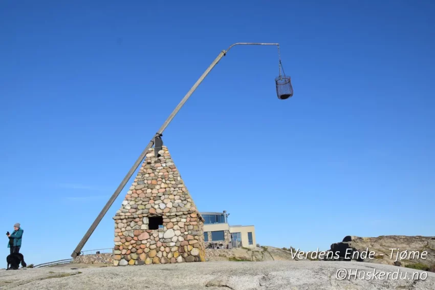 Vippefyret på Verdens Ende – Tjøme Dette ikoniske vippefyret, bygget av lokale rullesteiner, er selve symbolet på Verdens Ende. Med den dramatiske utsikten over Skagerrak er det et populært reisemål for både turister og lokale. Kombinasjonen av naturens skjønnhet og historisk betydning gjør dette til et unikt sted i Norge. Foto: Huskerdu.no Vippefyret på Verdens Ende – Et ikonisk landemerke på Tjøme verdens ende, tjøme, vippefyr, vippefyret verdens ende, skagerrak, norsk natur, tjøme attraksjoner, verdens ende tjøme, vippefyr historie, norske fyr, besøke verdens ende, ferie på tjøme, norsk kystlandskap, nasjonalpark færder, huskerdu.no