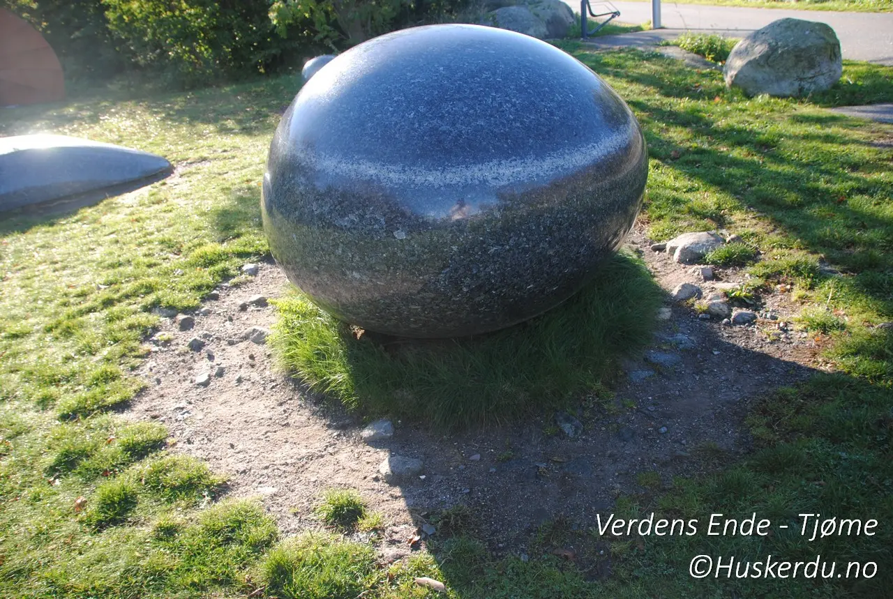 Dette galleriet viser mangfoldet i Skulpturparken på Verdens Ende, fra imponerende steinskulpturer til kreative kunstinstallasjoner som speiler områdets marine og geologiske historie. Her finner du blant annet en massiv rund stein som symboliserer havets kraft, og en spesiell struktur som inviterer til utforskning av moderne arkitektur. Med sitt samspill av natur og kunst tilbyr parken en opplevelse som vekker både tanker og følelser.