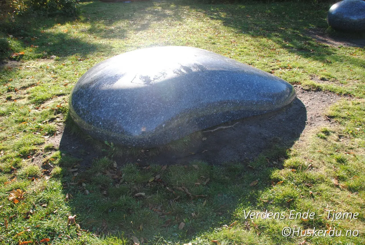 Dette galleriet viser mangfoldet i Skulpturparken på Verdens Ende, fra imponerende steinskulpturer til kreative kunstinstallasjoner som speiler områdets marine og geologiske historie. Her finner du blant annet en massiv rund stein som symboliserer havets kraft, og en spesiell struktur som inviterer til utforskning av moderne arkitektur. Med sitt samspill av natur og kunst tilbyr parken en opplevelse som vekker både tanker og følelser.