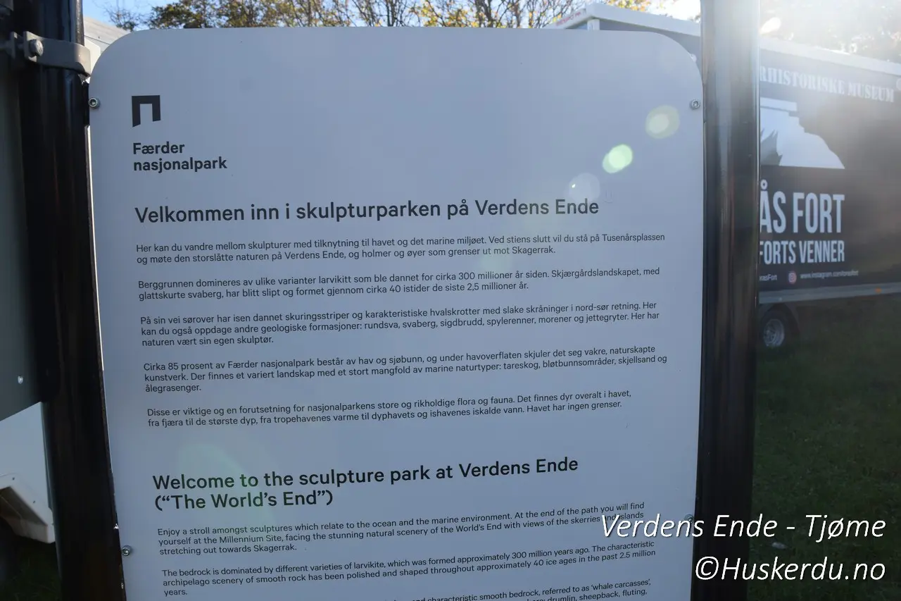 Dette galleriet viser mangfoldet i Skulpturparken på Verdens Ende, fra imponerende steinskulpturer til kreative kunstinstallasjoner som speiler områdets marine og geologiske historie. Her finner du blant annet en massiv rund stein som symboliserer havets kraft, og en spesiell struktur som inviterer til utforskning av moderne arkitektur. Med sitt samspill av natur og kunst tilbyr parken en opplevelse som vekker både tanker og følelser.