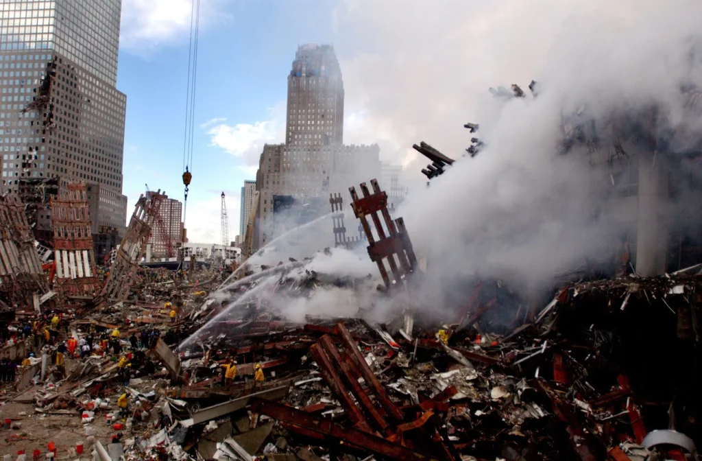 World Trade Center under angrep, fanget av PH2 Jim Watson, USN. Foto: Public Domain via Department of Defense (DOD 010914-N-1350W-002). Kilde: U.S. Department of Defense. https://www.defense.gov/