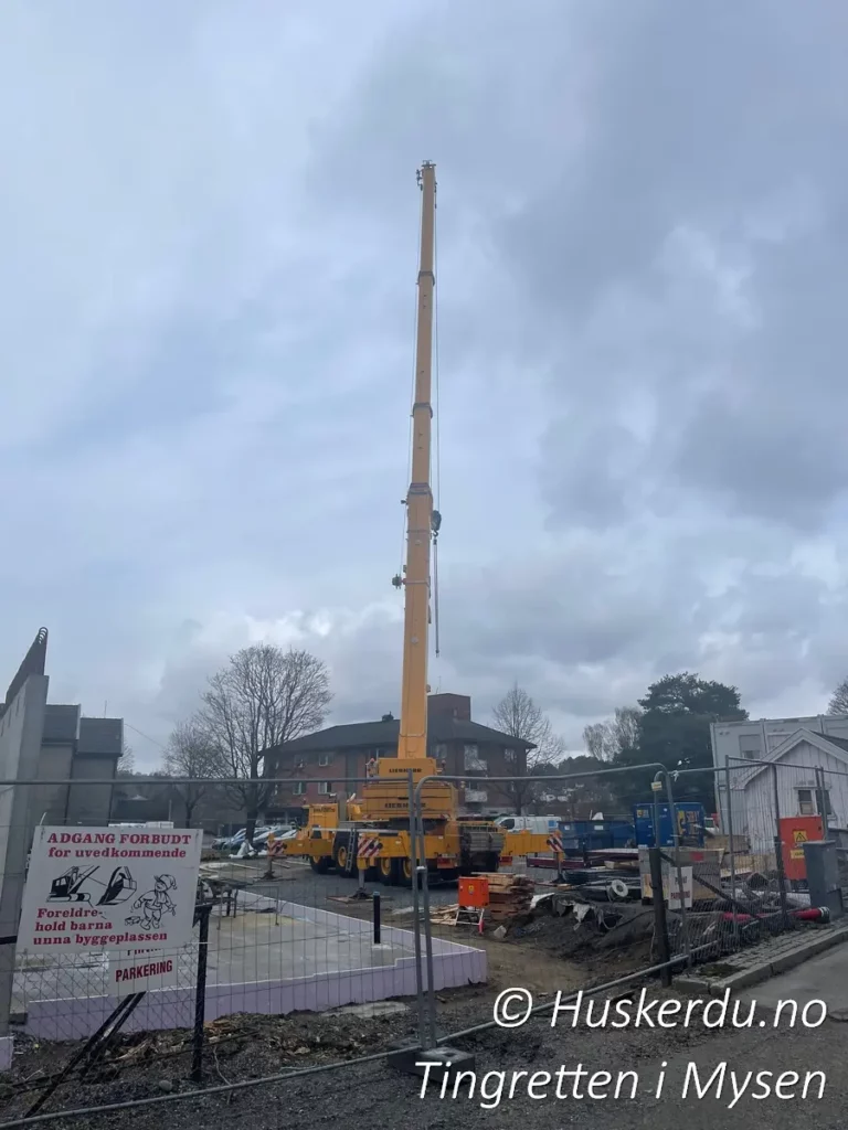 🏗️🔨 Tidlig fase av byggingen av tingretten 🔨🏗️ På dette bildet ser vi en tidlig fase av byggingen av Follo og Nordre Østfold tingrett i Mysen. Kranen er på plass, og de første betongveggene begynner å reise seg. Arbeidet med å skape et moderne og funksjonelt tinghus var godt i gang, med fokus på universell utforming og tilgjengelighet for publikum. Denne rettsbygningen skulle bli et viktig juridisk senter for regionen og et symbol på rettssikkerhet i Indre Østfold. Foto: Huskerdu.no http://huskerdu.no follo-nordre-ostfold-tingrett-rettssted-mysen-kran Follo og Nordre Østfold tingrett – Tidlig byggefase i Mysen Mysen, Østfold tingrett, Follo tingrett, Indre Østfold tingrett, domstol Mysen, tingrettsbygning, Follo og Nordre Østfold tinghus, Mysen domstol, domstol Østfold, kran, bygging tingrett