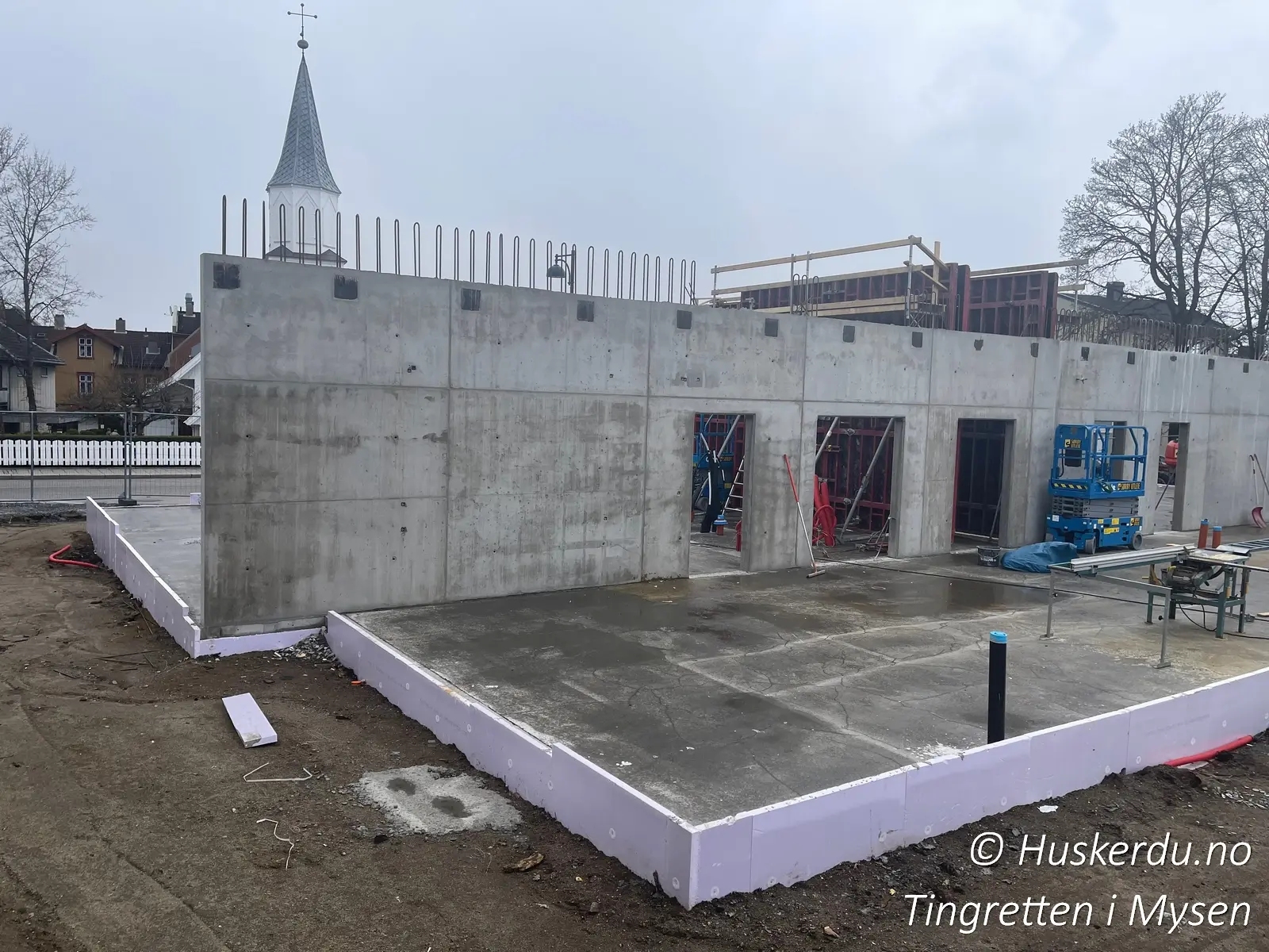 🏗️⚖️ Slik ble Follo og Nordre Østfold tingrett bygget ⚖️🏗️ Slik var byggeprosessen for Follo og Nordre Østfold tingrett i Mysen! Denne moderne rettsbygningen ble oppført for å sikre effektive rettsprosesser for regionens innbyggere. Bygget er designet med universell utforming og tilbyr optimale fasiliteter for både dommere, advokater og publikum. Mysen, med sin lange historie som administrativt senter i Indre Østfold, fikk med dette et moderne tinghus som styrker områdets juridiske infrastruktur. Foto: Huskerdu.no http://huskerdu.no follo-nordre-ostfold-tingrett-rettssted-mysen-bygg Follo og Nordre Østfold tingrett – Byggeprosessen i Mysen Mysen, Østfold tingrett, Follo tingrett, Indre Østfold tingrett, domstol Mysen, tingrettsbygning, Follo og Nordre Østfold tinghus, Mysen domstol, domstol Østfold