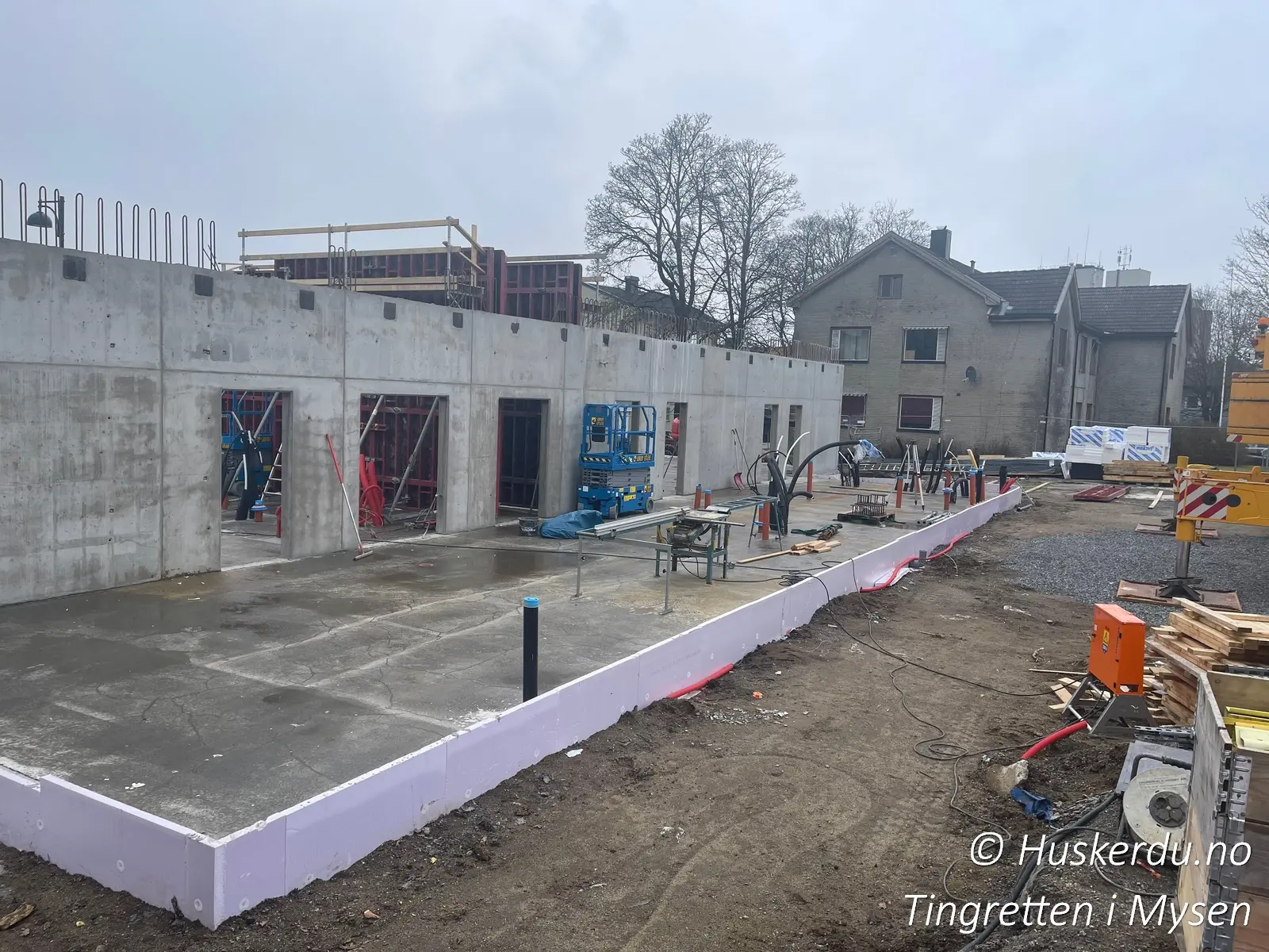 🏗️⚖️ Slik ble Follo og Nordre Østfold tingrett bygget ⚖️🏗️ Slik var byggeprosessen for Follo og Nordre Østfold tingrett i Mysen! Denne moderne rettsbygningen ble oppført for å sikre effektive rettsprosesser for regionens innbyggere. Bygget er designet med universell utforming og tilbyr optimale fasiliteter for både dommere, advokater og publikum. Mysen, med sin lange historie som administrativt senter i Indre Østfold, fikk med dette et moderne tinghus som styrker områdets juridiske infrastruktur. Foto: Huskerdu.no http://huskerdu.no follo-nordre-ostfold-tingrett-rettssted-mysen-bygg Follo og Nordre Østfold tingrett – Byggeprosessen i Mysen Mysen, Østfold tingrett, Follo tingrett, Indre Østfold tingrett, domstol Mysen, tingrettsbygning, Follo og Nordre Østfold tinghus, Mysen domstol, domstol Østfold