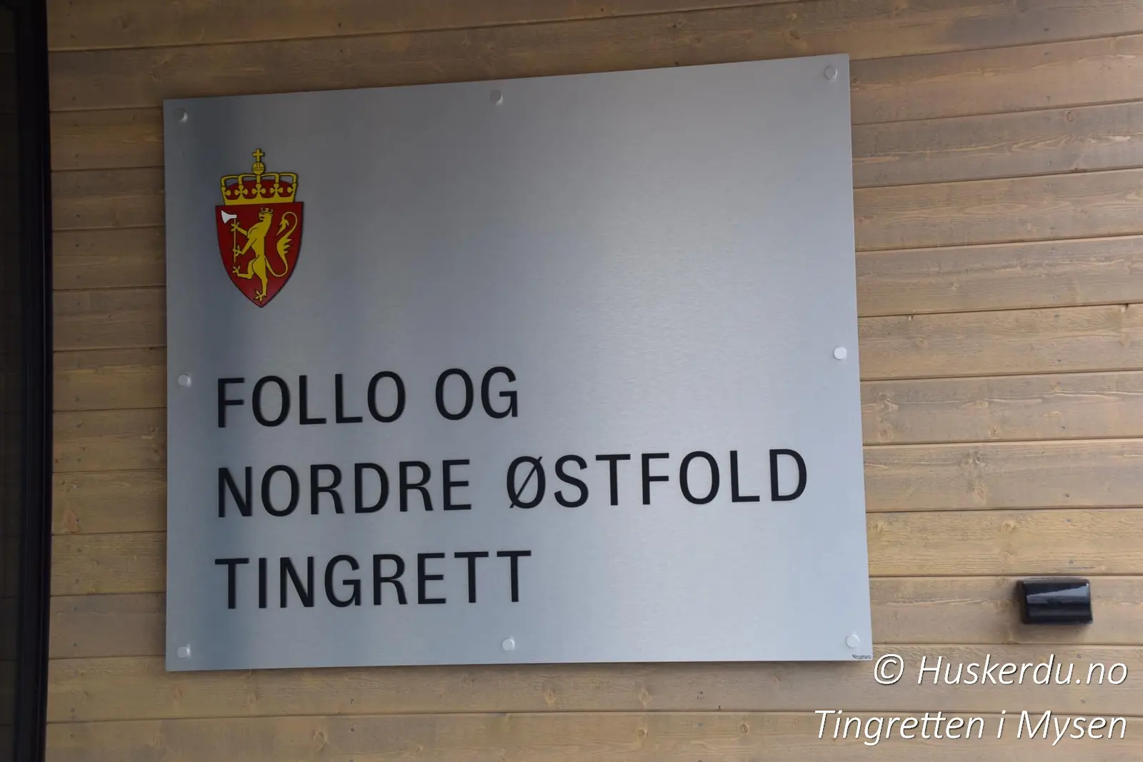 Follo og Nordre Østfold tingrett – Offisielt skilt Skiltet ved inngangen til tingretten, med det norske riksvåpenet. tinghus skilt, domstol Østfold, rettslokale, rettsvesen, domstol Norge, tinghuset Mysen