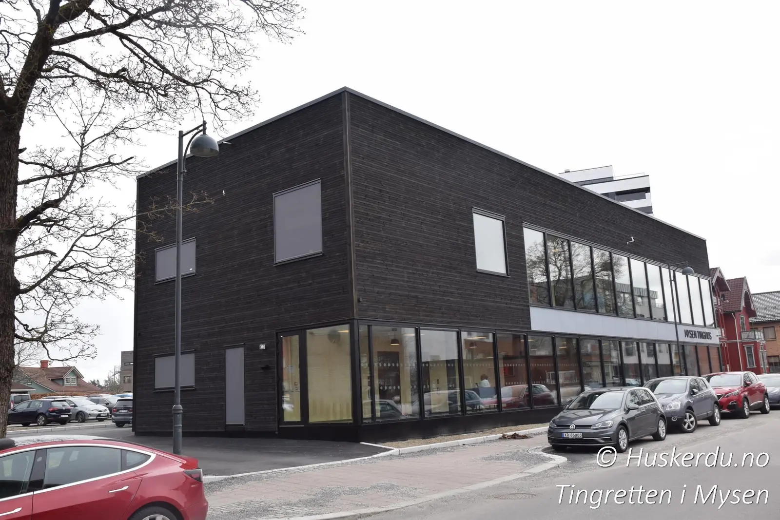 🏛️⚖️ Det nye tinghuset i Mysen ⚖️🏛️ Follo og Nordre Østfold tingrett i Mysen står nå ferdig og fungerer som et moderne rettslokale for regionen. Den stilrene bygningen kombinerer funksjonalitet med et moderne design og er utviklet med fokus på tilgjengelighet for alle. Innsiden er utstyrt med toppmoderne fasiliteter for effektive rettsprosesser. Dette tinghuset representerer en viktig institusjon for rettssikkerheten i Indre Østfold. Foto: Huskerdu.no http://huskerdu.no follo-nordre-ostfold-tingrett-rettssted-mysen-ferdig Follo og Nordre Østfold tingrett – Det nye tinghuset i Mysen Mysen, Østfold tingrett, Follo tingrett, Indre Østfold tingrett, domstol Mysen, tingrettsbygning, Follo og Nordre Østfold tinghus, Mysen domstol, domstol Østfold, nytt tinghus
