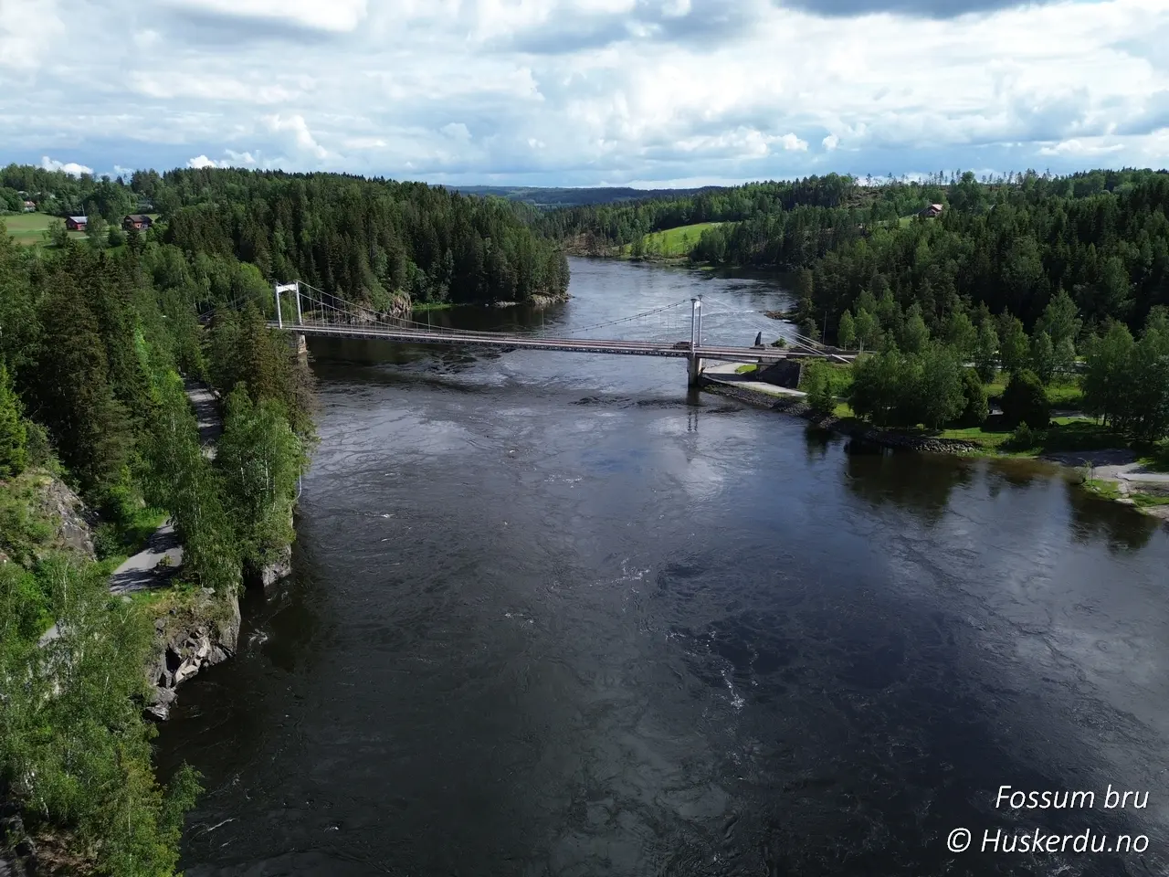 🌉✨ Fossum bru – Historisk landemerke over Glomma ✨🌉 Fossum bru strekker seg elegant over Glomma og har vært en viktig forbindelse mellom Spydeberg og Askim siden 1961. Dette stedet har en rik historie, både som et ingeniørmessig mesterverk og som en strategisk forsvarslinje under andre verdenskrig. Den vakre naturen rundt broen gjør det til et populært område for turer, sykkelturer og historiske opplevelser. 📍 Fossum bru, Spydeberg, Østfold 📸 Foto: Huskerdu.no Huskerdu.no, Alle rettigheter forbeholdt https://huskerdu.no/fossum-bru fossum-bru-glomma-historisk-landemerke Fossum bru – Hengebro over Glomma med Krigshistorie Fossum bru, Fossumbrua, Glomma, Spydeberg, Askim, Østfold, Norske broer, Hengebro, Krigsminnesmerker, Andre verdenskrig, Historiske broer i Norge