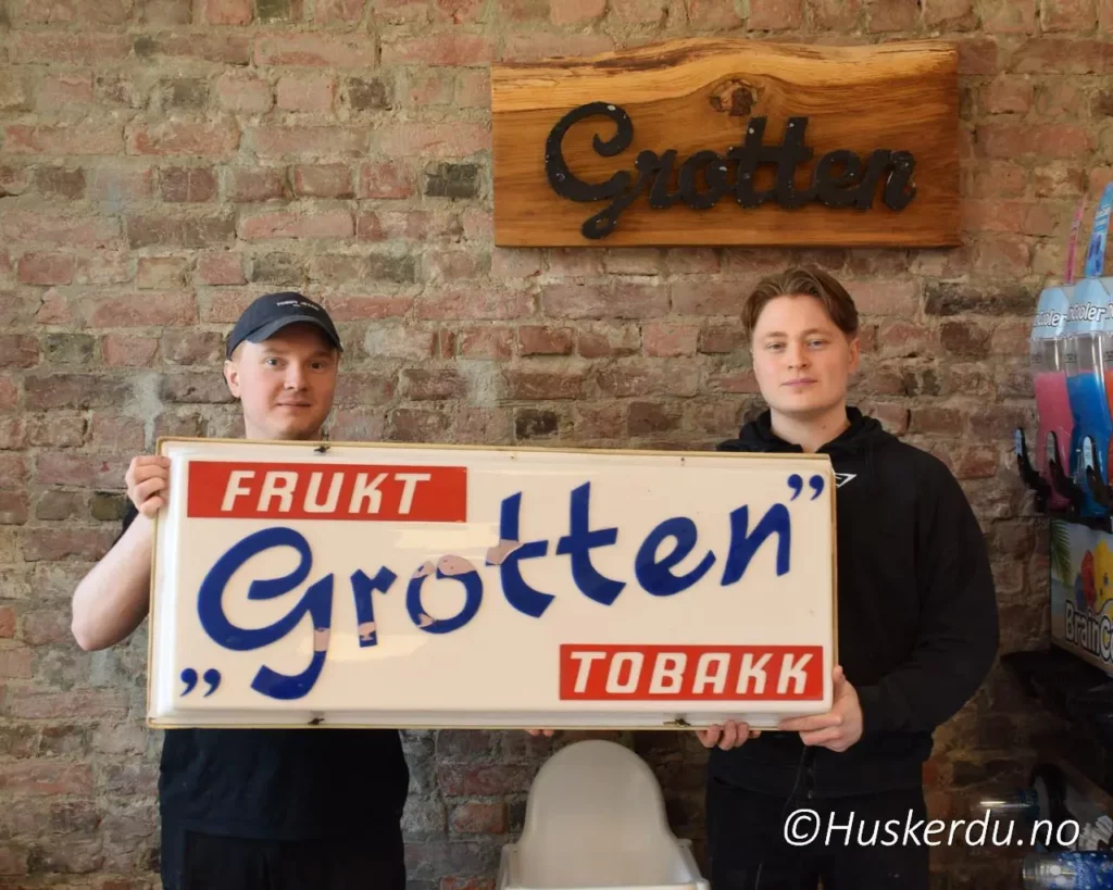 Brødrene bak Grotten i dag 🧑🍳🧑🍳 Her ser vi Mathias og Christian Eriksen Wærnes med det gamle "Grotten"-skiltet som ble hentet frem fra lageret i annledning besøket. Et synlig bevis på at historien tas med videre. De to har stått for en omfattende oppgradering av stedet, med respekt for både uttrykket og maten Grotten er kjent for. Foto: © Huskerdu.no grotten-pa-torvet-halden-08-25-04-2025-huskerdu Grotten på Torvet – Brødrene Wærnes og det gamle skiltet Grotten på Torvet, Grotten Halden, Mathias Eriksen Wærnes, Christian Eriksen Wærnes, Halden sentrum, Grotten eiere, Halden historie, Grotten gamle skilt, Grotten ny drift